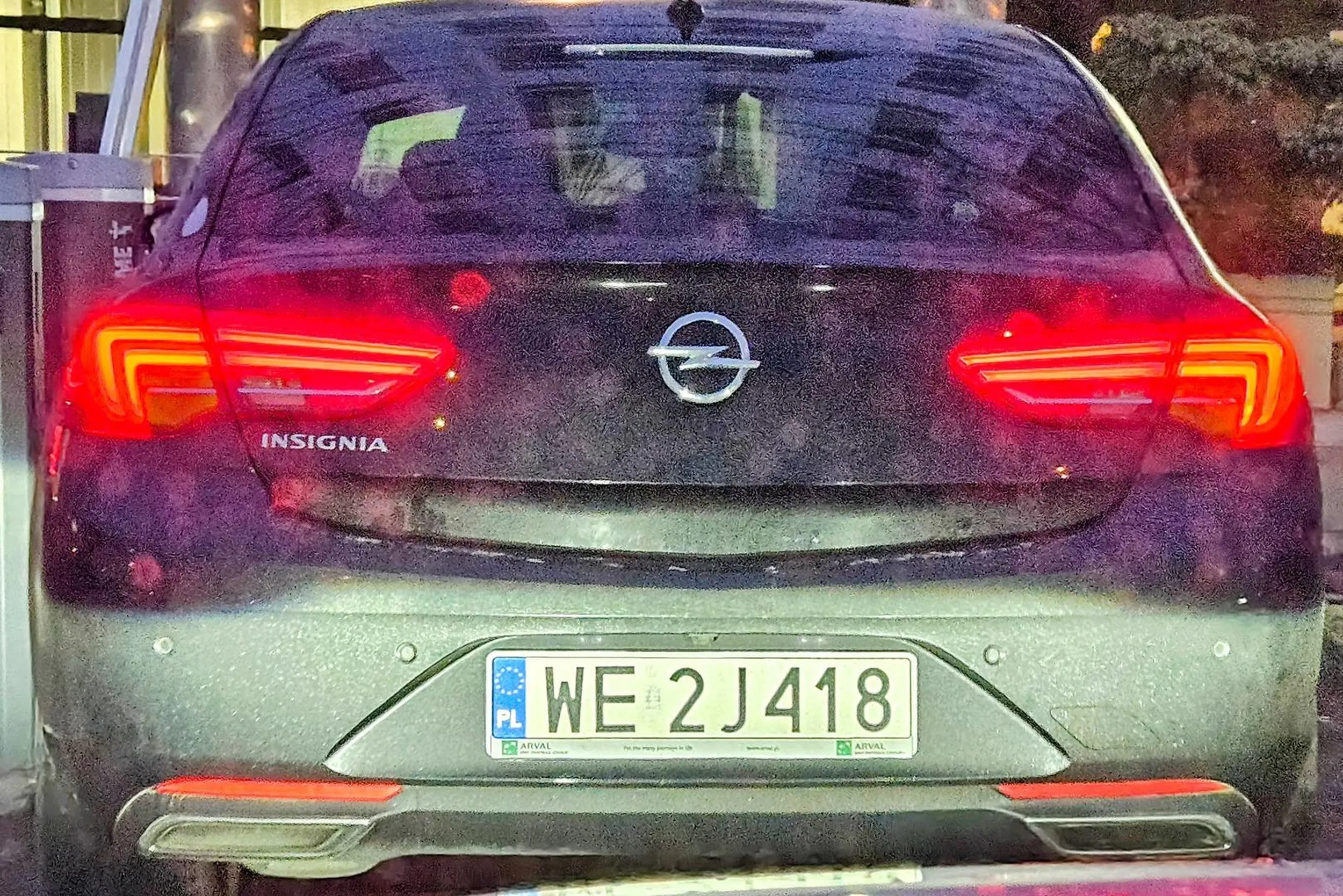 Typowy dyrektorski sznyt... najpierw wyjechać z podporządkowanej... a właściwie to po nawrotce, żeby sobie rondem dupy nie zawracać, a potem dać feedback w postaci hamowanka tuż przed chamskim wyjechaniem przed maskę... Naprawdę wspaniały człowiek, oby miał dobry dzień... srał go pies, ale ku pamięci niech tu wisi :)