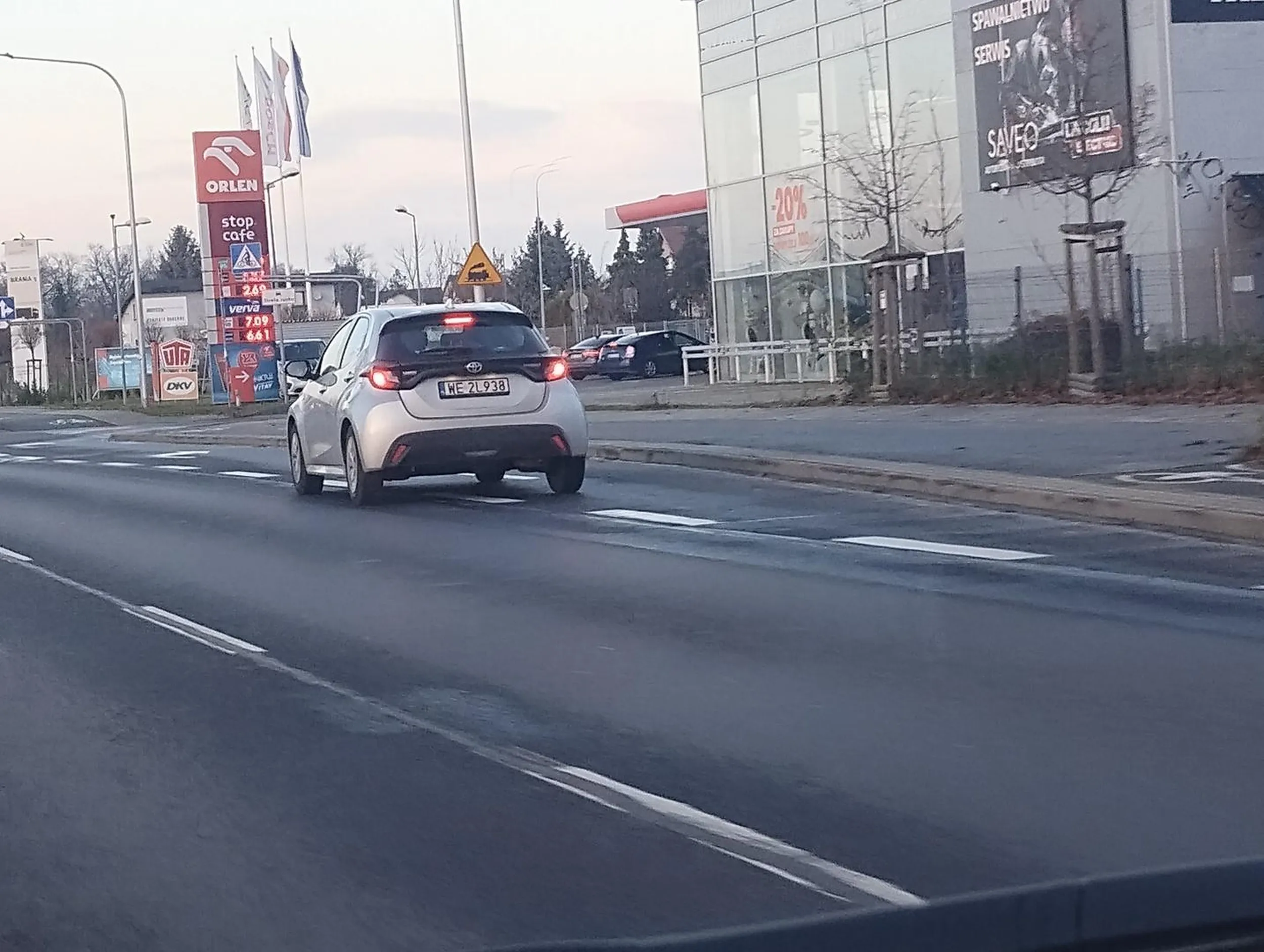 Stoję na czerwonym, a tu  drugim pasem toyota przelatuje. Laska chyba tak zajęta sobą, że nie widziała świateł. Wrocław, ul. Żmigrodzka, w kierunku Poznania, przejście dla pieszych koło Lidla. Zdjęcie zrobione na następnych światłach, przed Orlenem.