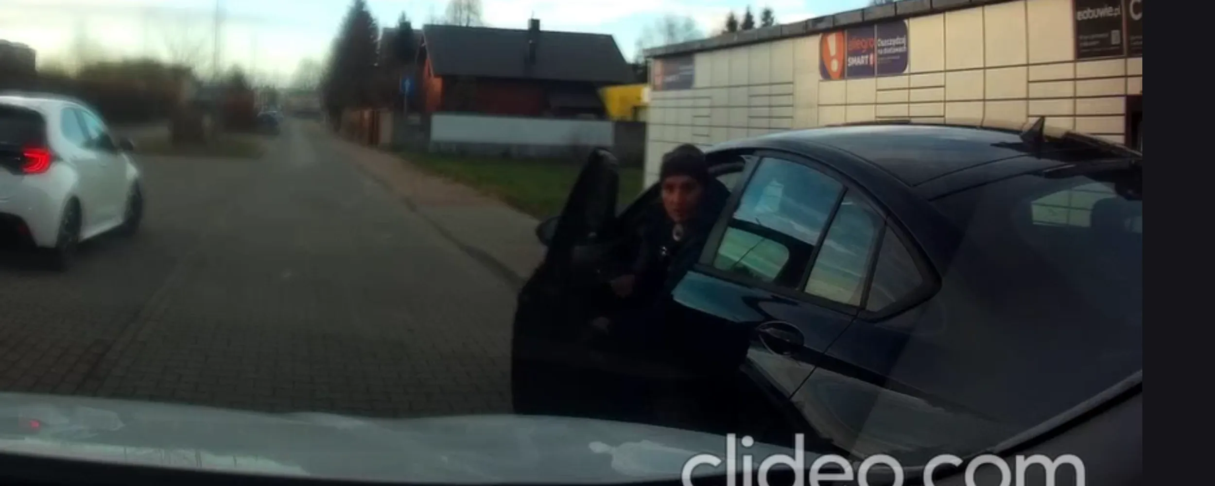 Cepie, stoisz na chodniku blokując go całego. Paczkomat to nie McDrive. Następnie otwierasz drzwi nie patrząc czy coś po ulicy jedzie. Hamowanie awaryjne. Jeszcze prujesz japę że Ty na chwilę czy coś. Obok masz parking, ale nie, samochodem musisz otwierać skrytkę. Nagranie wysłane na Policję. Wesołego nowego roku.