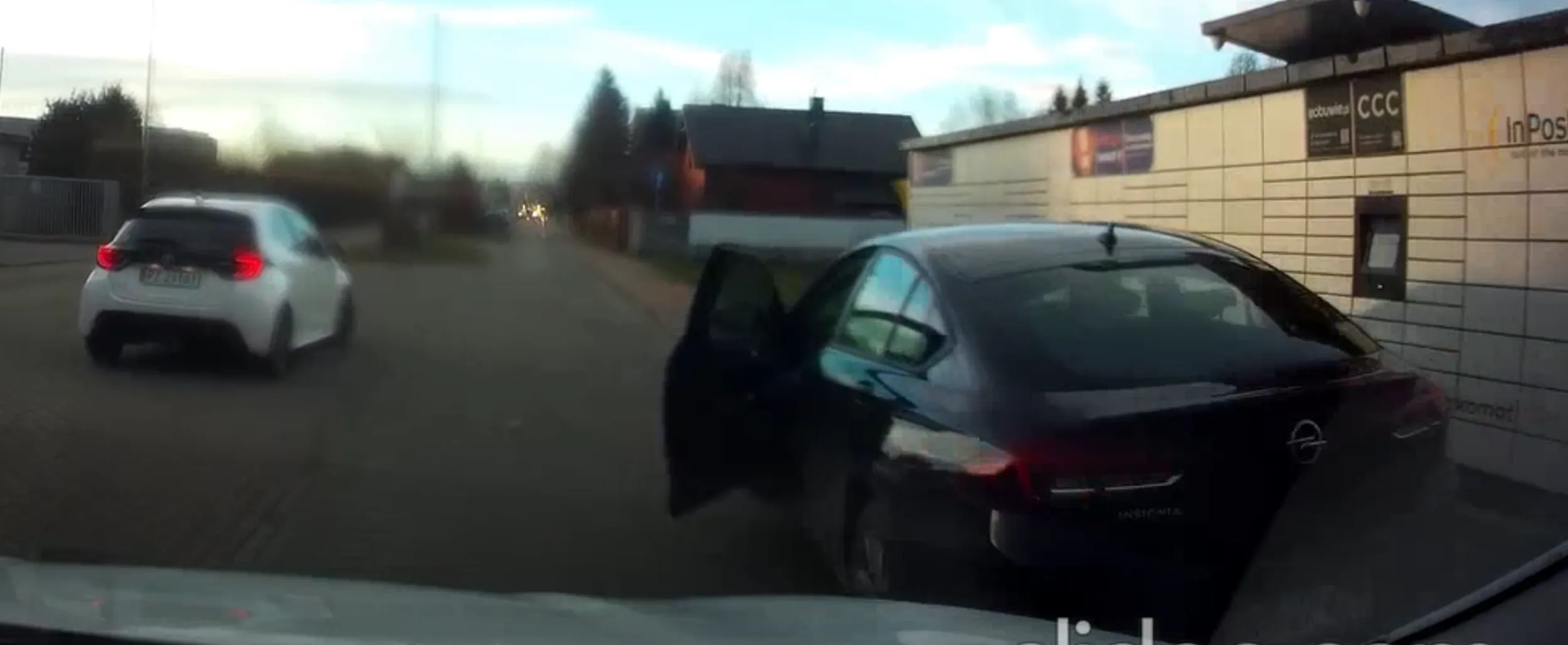 Cepie, stoisz na chodniku blokując go całego. Paczkomat to nie McDrive. Następnie otwierasz drzwi nie patrząc czy coś po ulicy jedzie. Hamowanie awaryjne. Jeszcze prujesz japę że Ty na chwilę czy coś. Obok masz parking, ale nie, samochodem musisz otwierać skrytkę. Nagranie wysłane na Policję. Wesołego nowego roku.