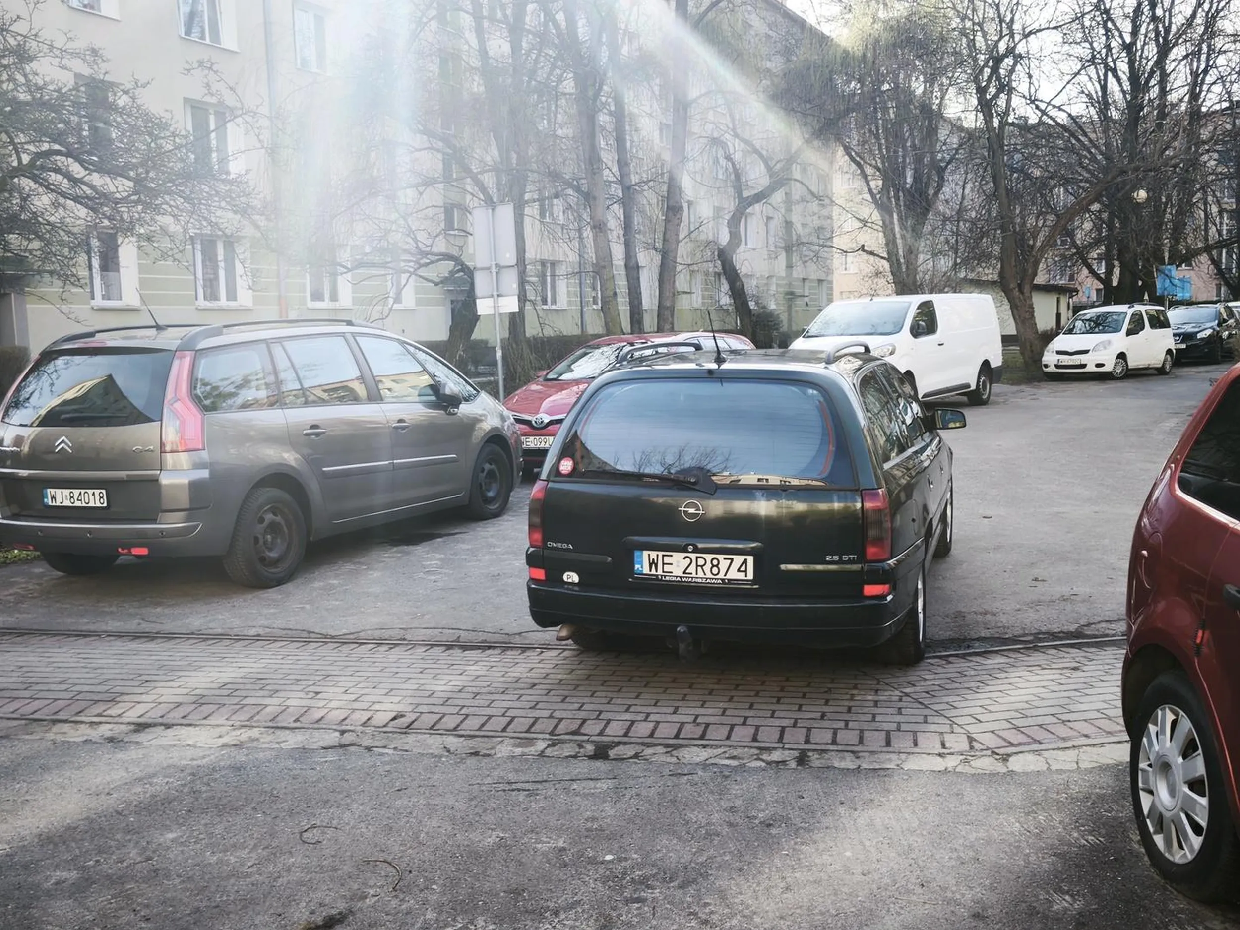 Tak się staje na osiedlu żeby inni mogli wyjechać :)))