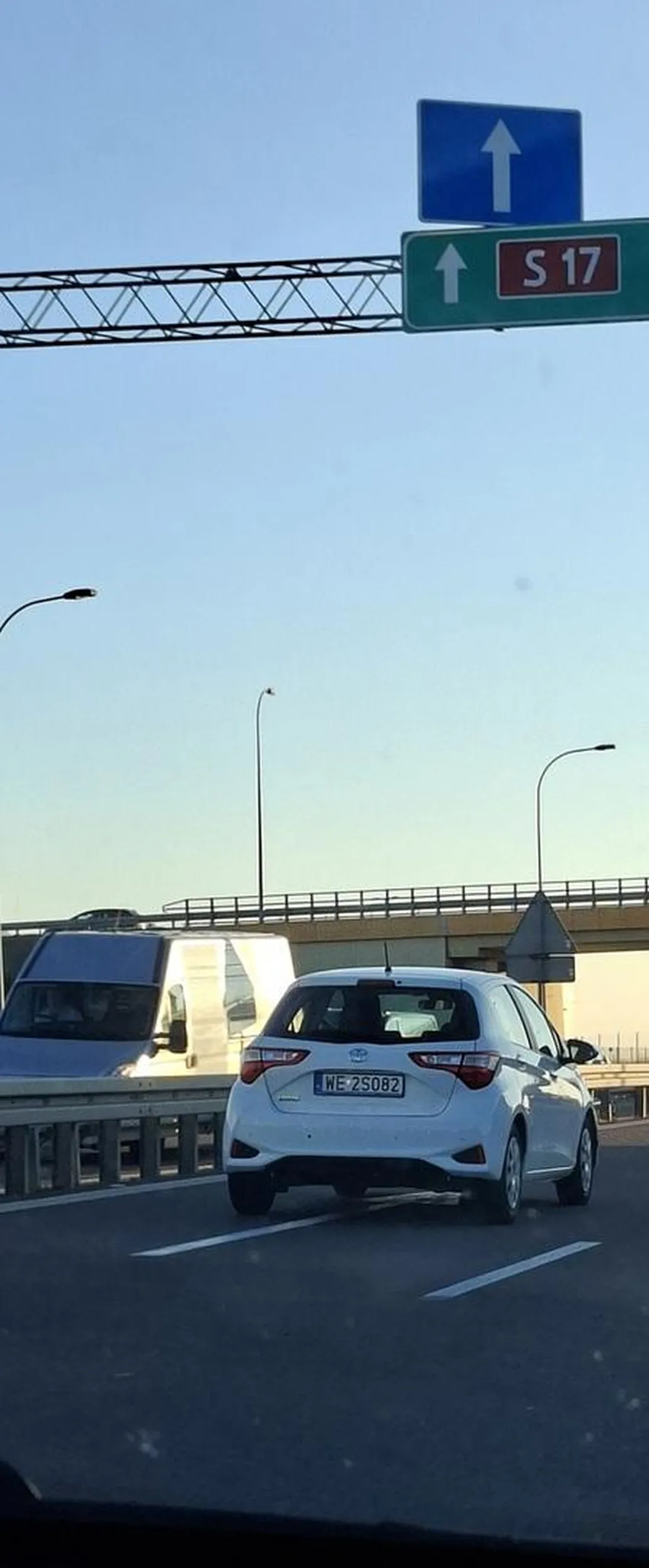 Wyprzedza wyprzedzający pojazd. Stwarza zagrożenie.