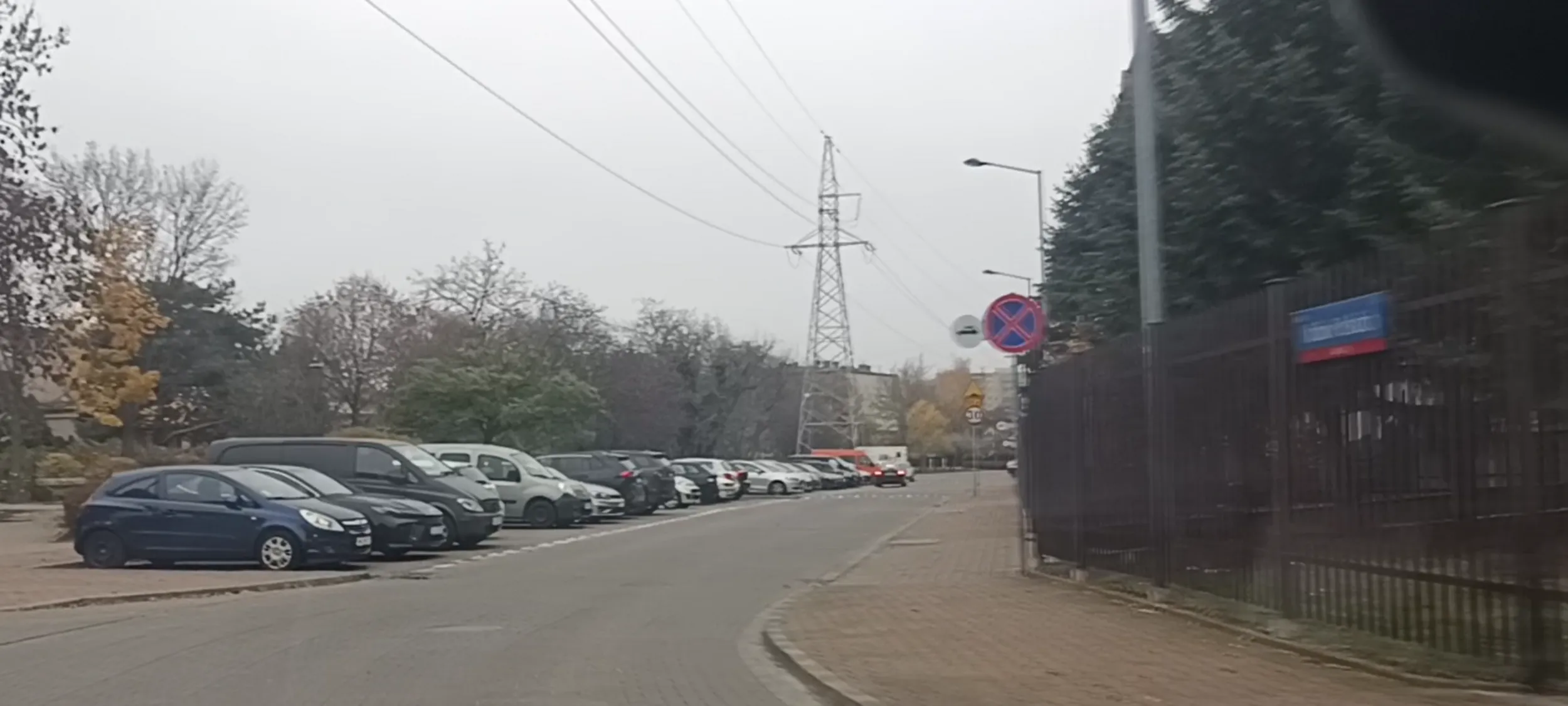 Wieś parkuje na zakazie zatrzymywania się i postoju