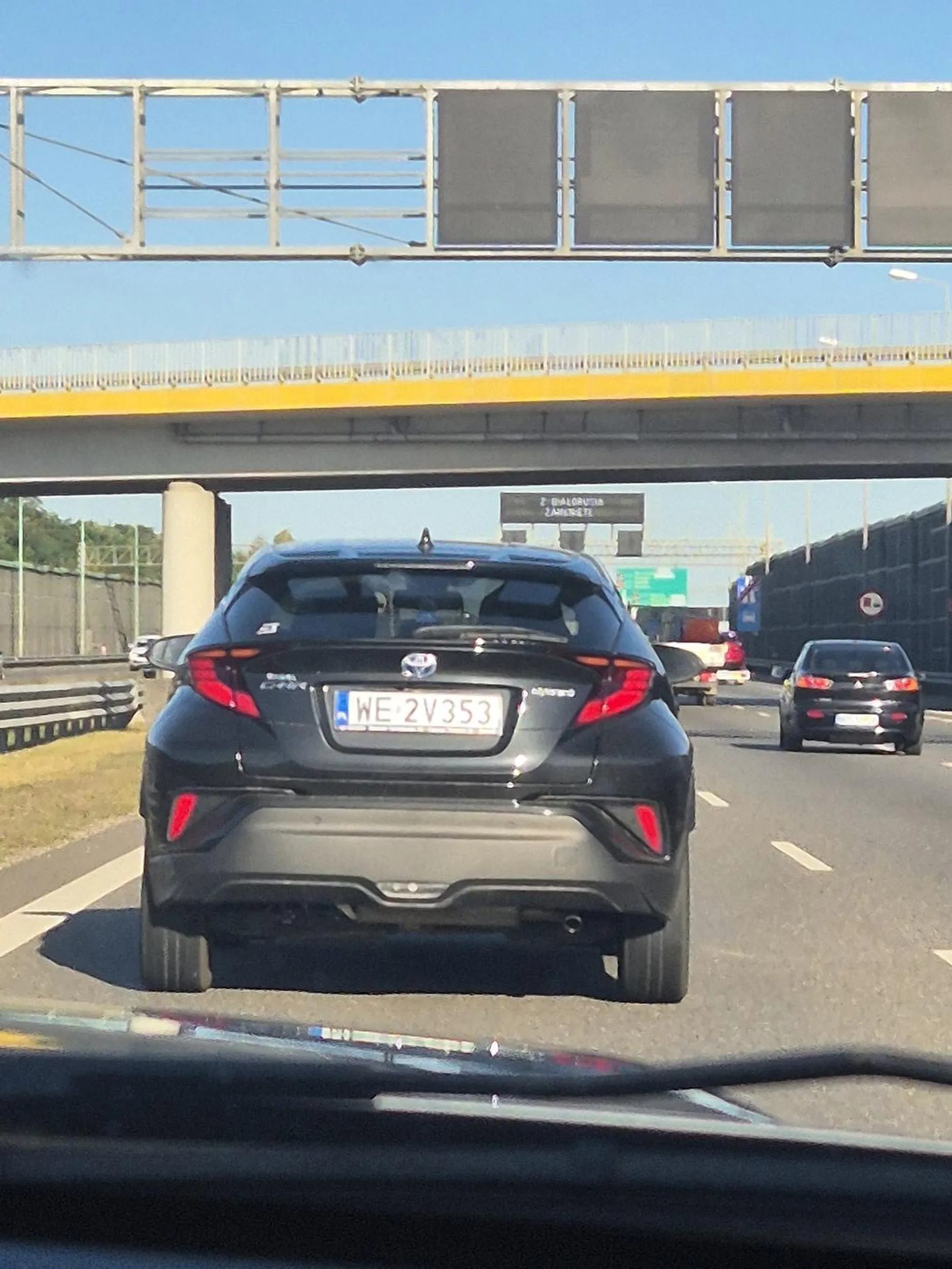 Naucz się jeździć! Zajeżdża drogę,  blokuje lewy pas, wymusza specjalnie hamowanie innych aut. Prawo jazdy z chipsów!