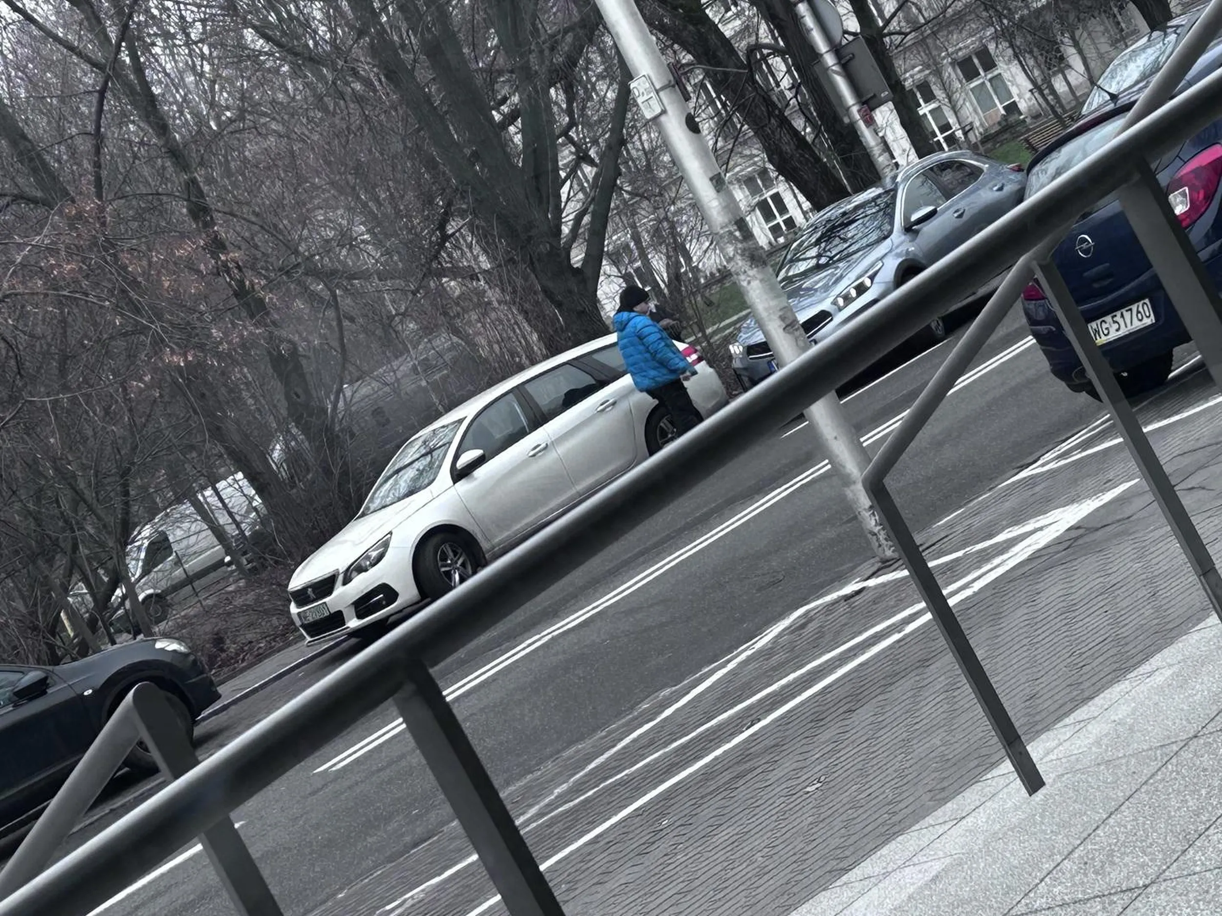 Kolego, jakaś ciapa parkując za Tobą pod szpitalem położniczym uderzyła Ci w zderzak i odjechała. Blachy typa WN8374T.