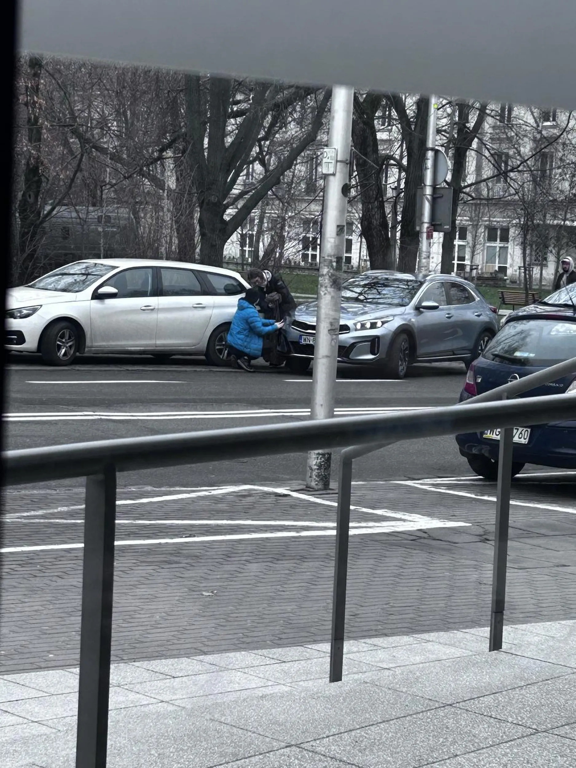 Kolego, jakaś ciapa parkując za Tobą pod szpitalem położniczym uderzyła Ci w zderzak i odjechała. Blachy typa WN8374T.