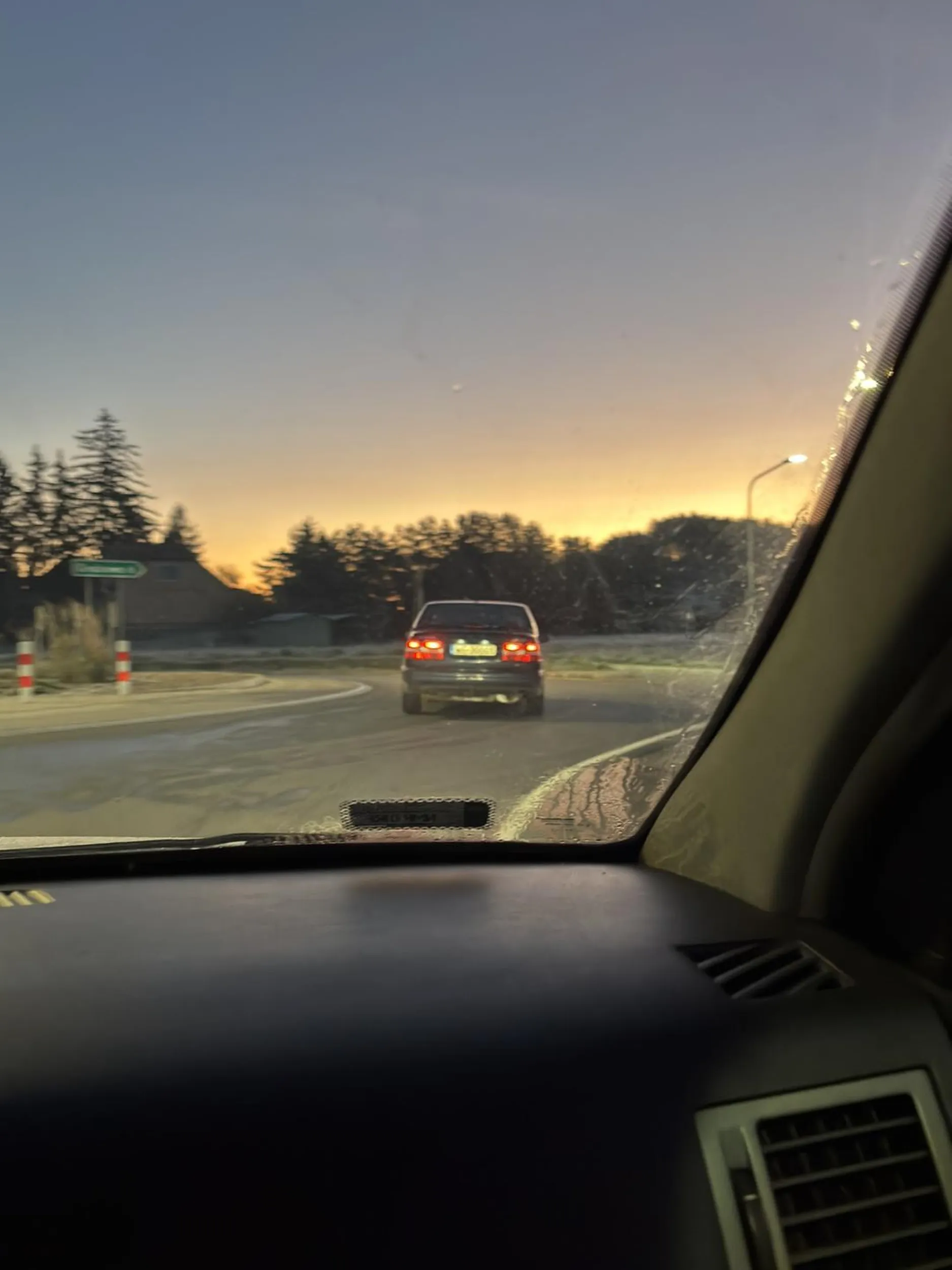 wyprzedza potem ostro hamulce i jedzie strasznie wolno a gdy kierowca za wykonuje manewr wyprzedzania przyspiesza więc nie można wyprzedzić a potem znowu tamten kierowca hamuje