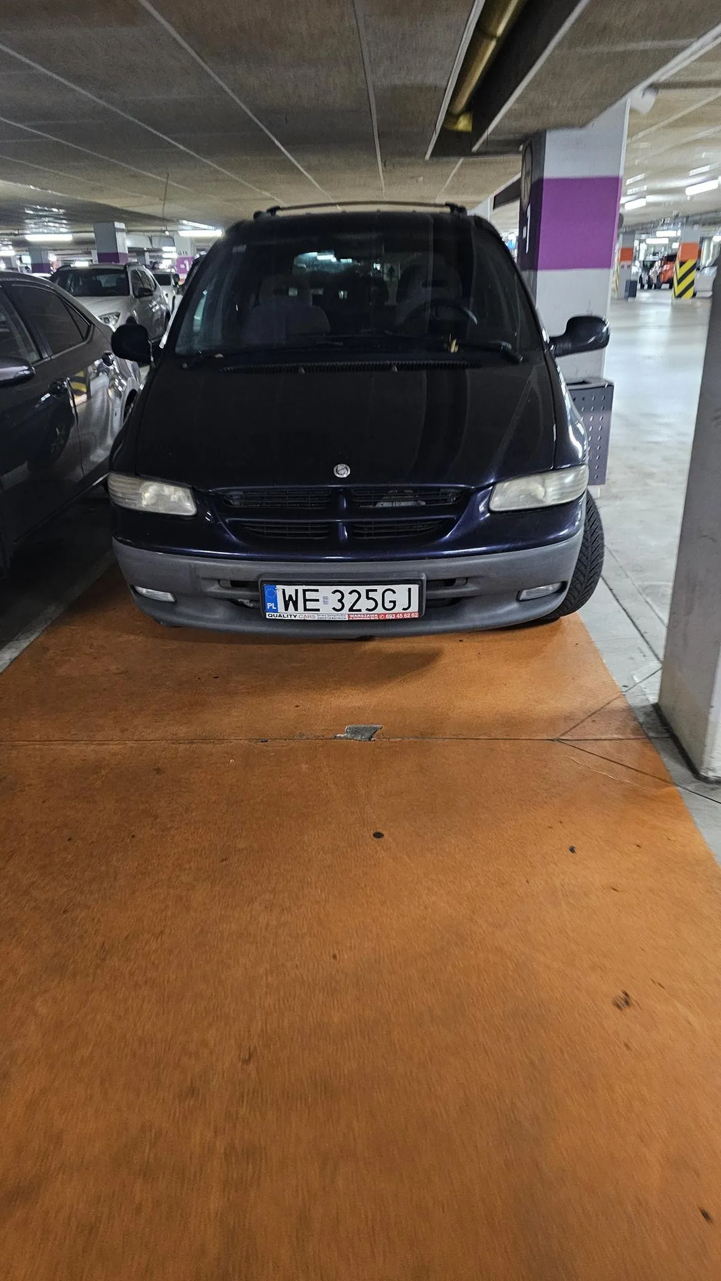 Upośledzony parkuje w przejściu przy pasach zamiast na miejscu parkingowym. Galeria reduta Warszawie. Trzeba trochę mieć nie tak z głową. Kilka metrów dalej są wolne miejsca., kilkadziesiąt miejsc