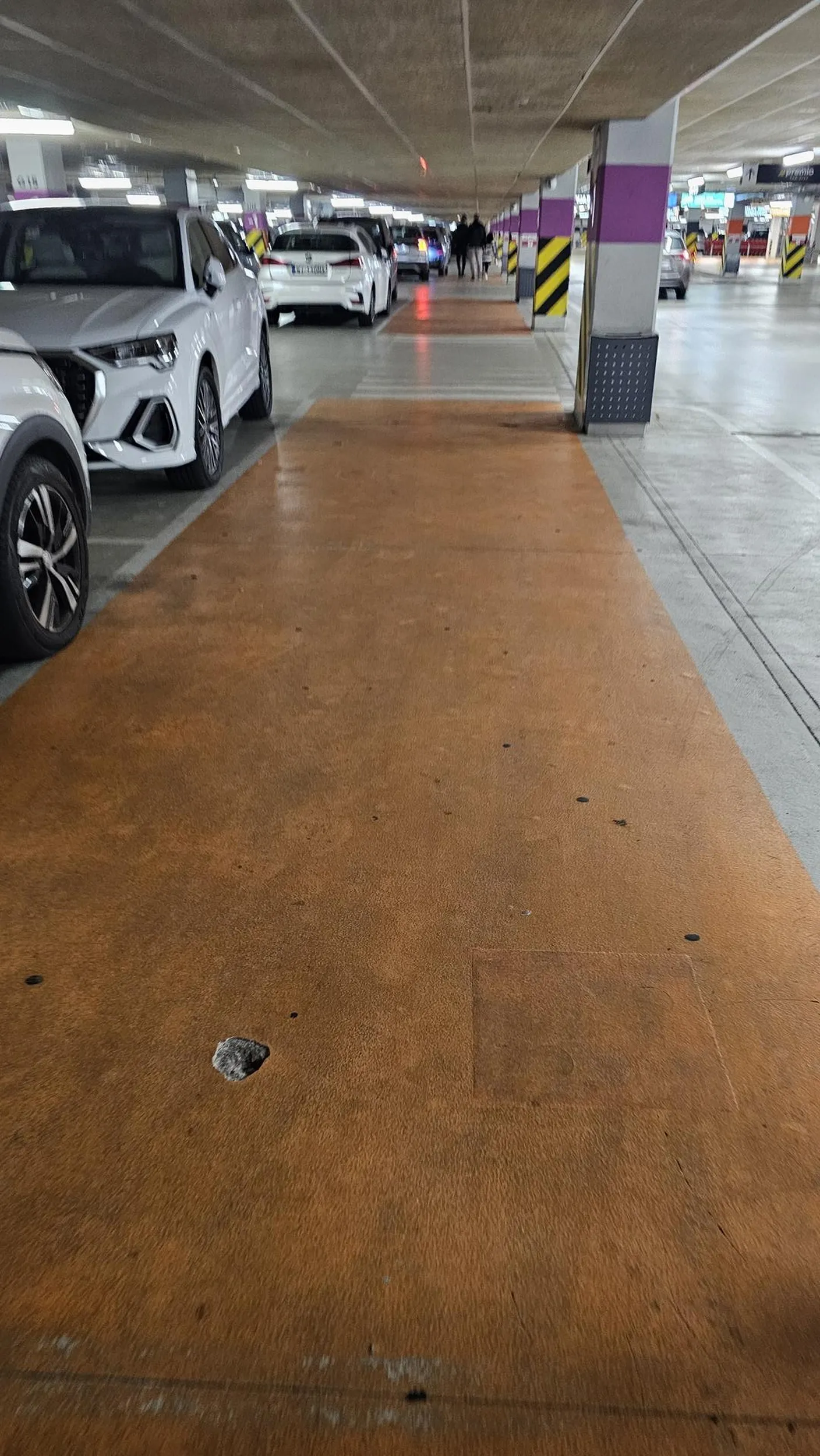 Upośledzony parkuje w przejściu przy pasach zamiast na miejscu parkingowym. Galeria reduta Warszawie. Trzeba trochę mieć nie tak z głową. Kilka metrów dalej są wolne miejsca., kilkadziesiąt miejsc