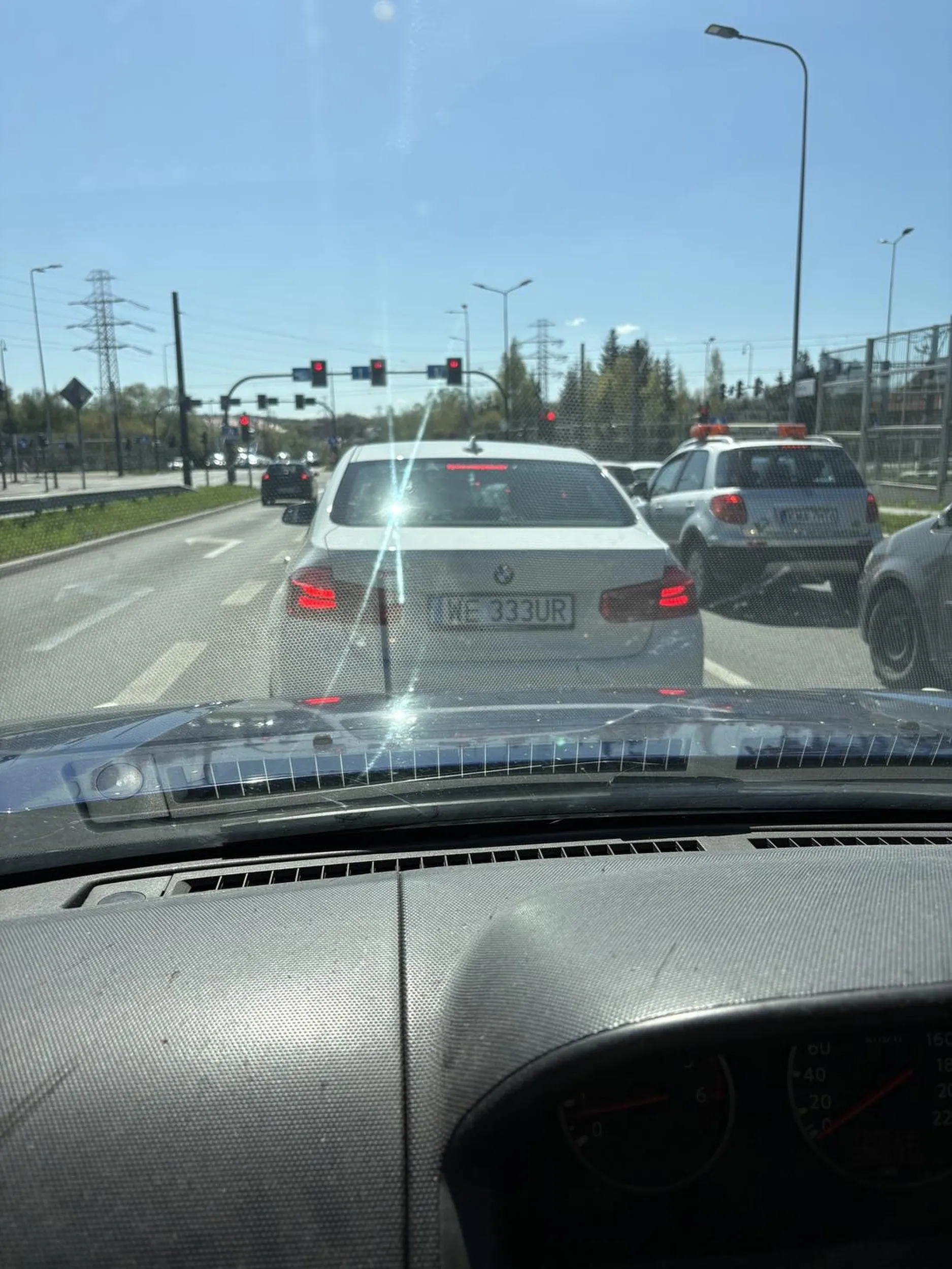 Stwarza zagrożenie w ruchu miejskim, najpierw wymuszając manewr wyprzedzania, następnie wpychając się przed inne samochody. Dziadek myśli, że może zgrywać szeryfa. Nie polecam idioty.