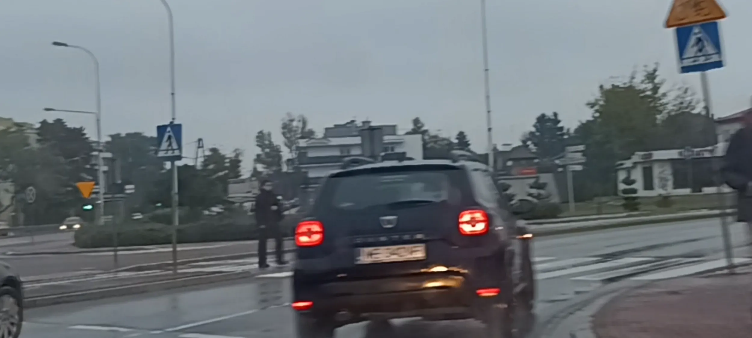 Bandyta drogowy z imitacji samochodu nie ustępuje pierwszeństwa pieszemu na przejściu dla pieszych