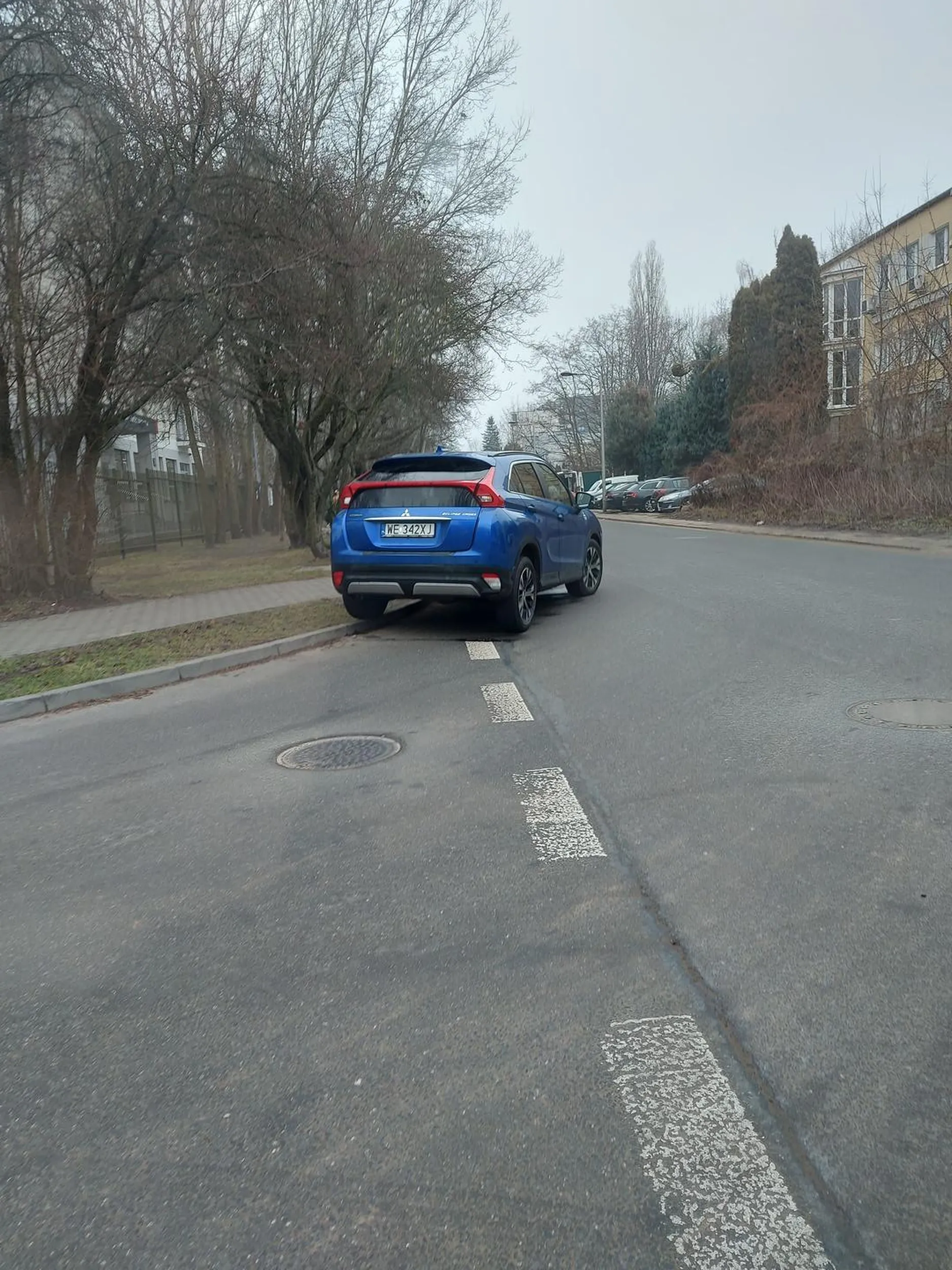 Parkuje przy skrzyżowaniu