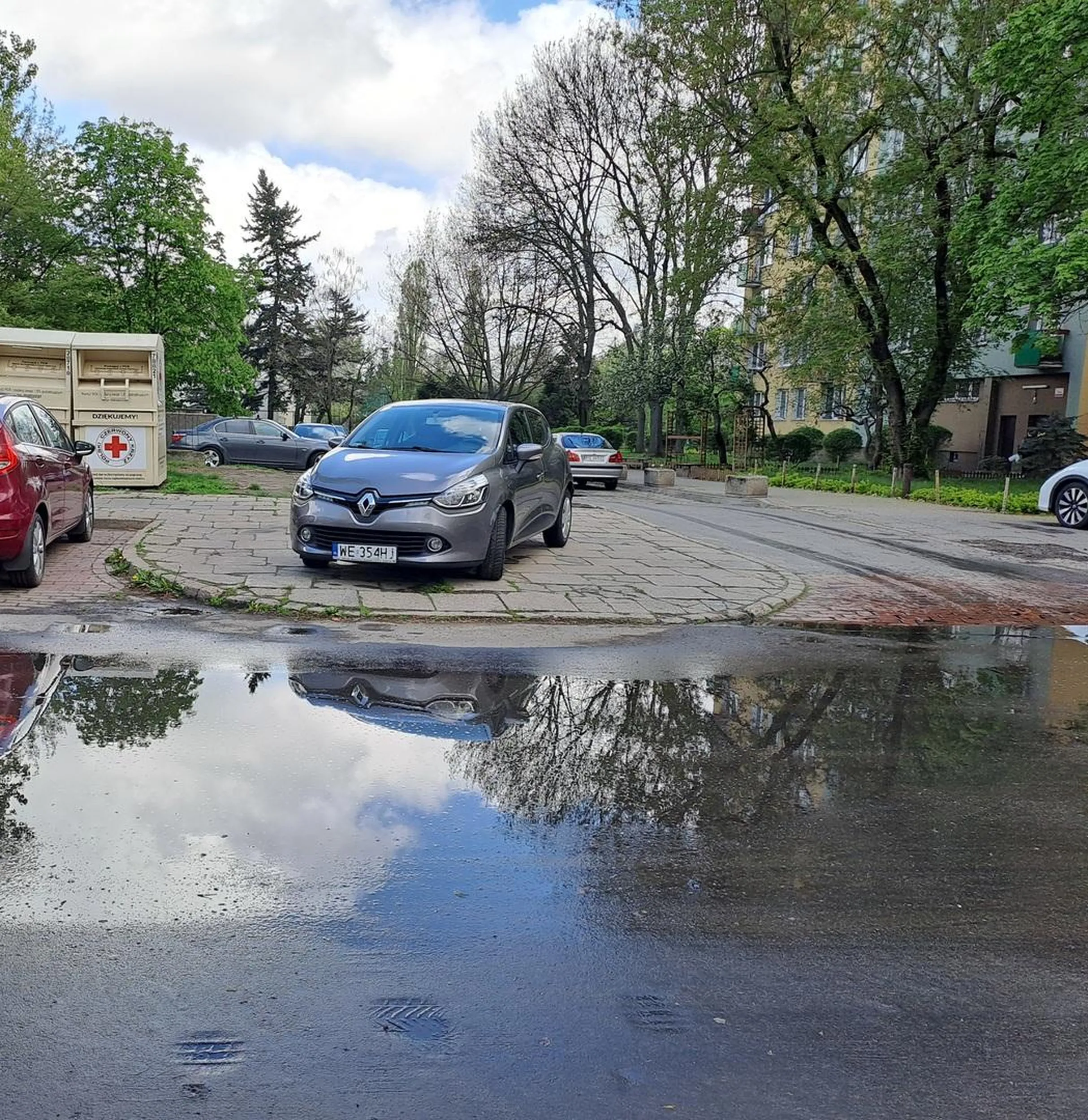 Bezmyślne parkowanie, brak myślenia o innych.