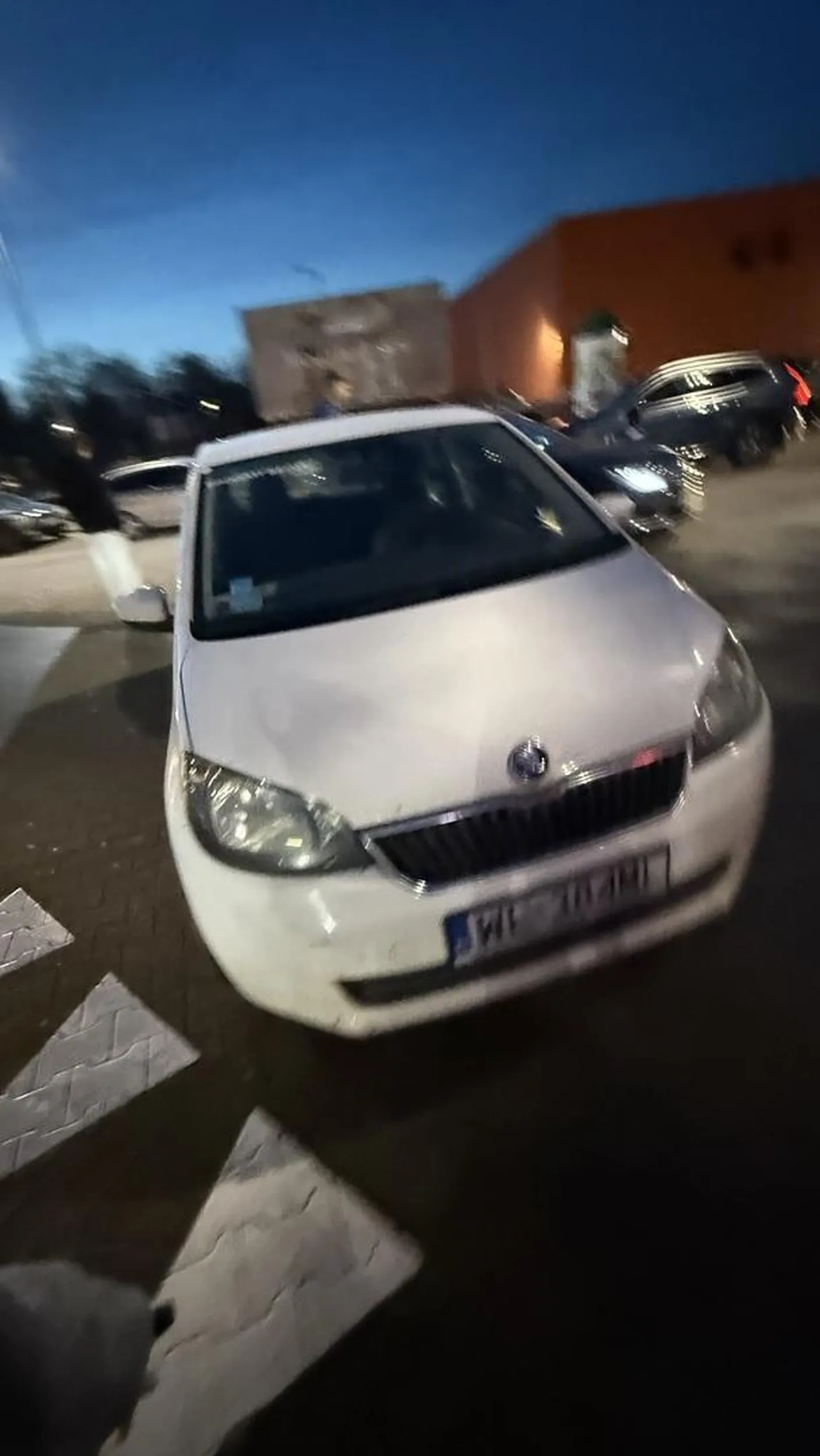 Staje na srodku drogi podczas duzego ruchu