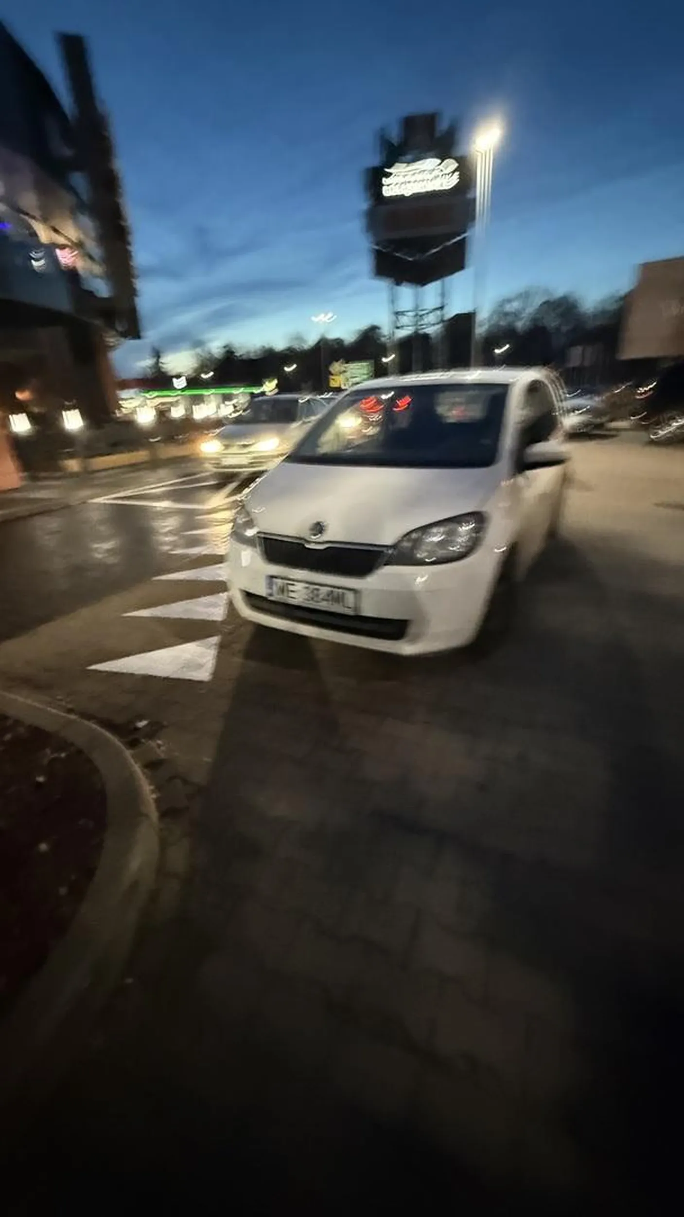 Staje na srodku drogi podczas duzego ruchu