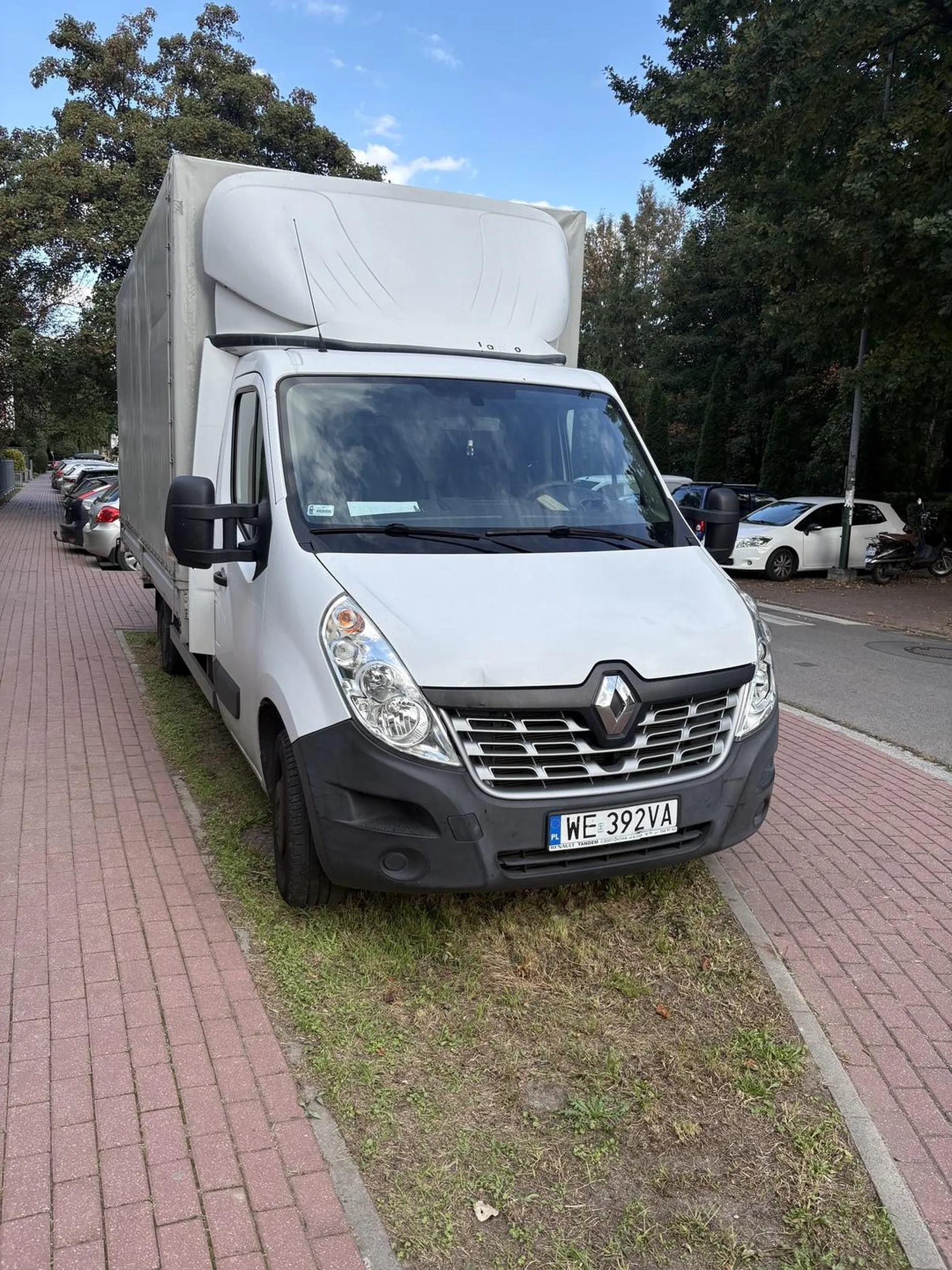 Mając obok darmowy parking przy drodze wjechał dostawczakiem na trawnik między chodnikami