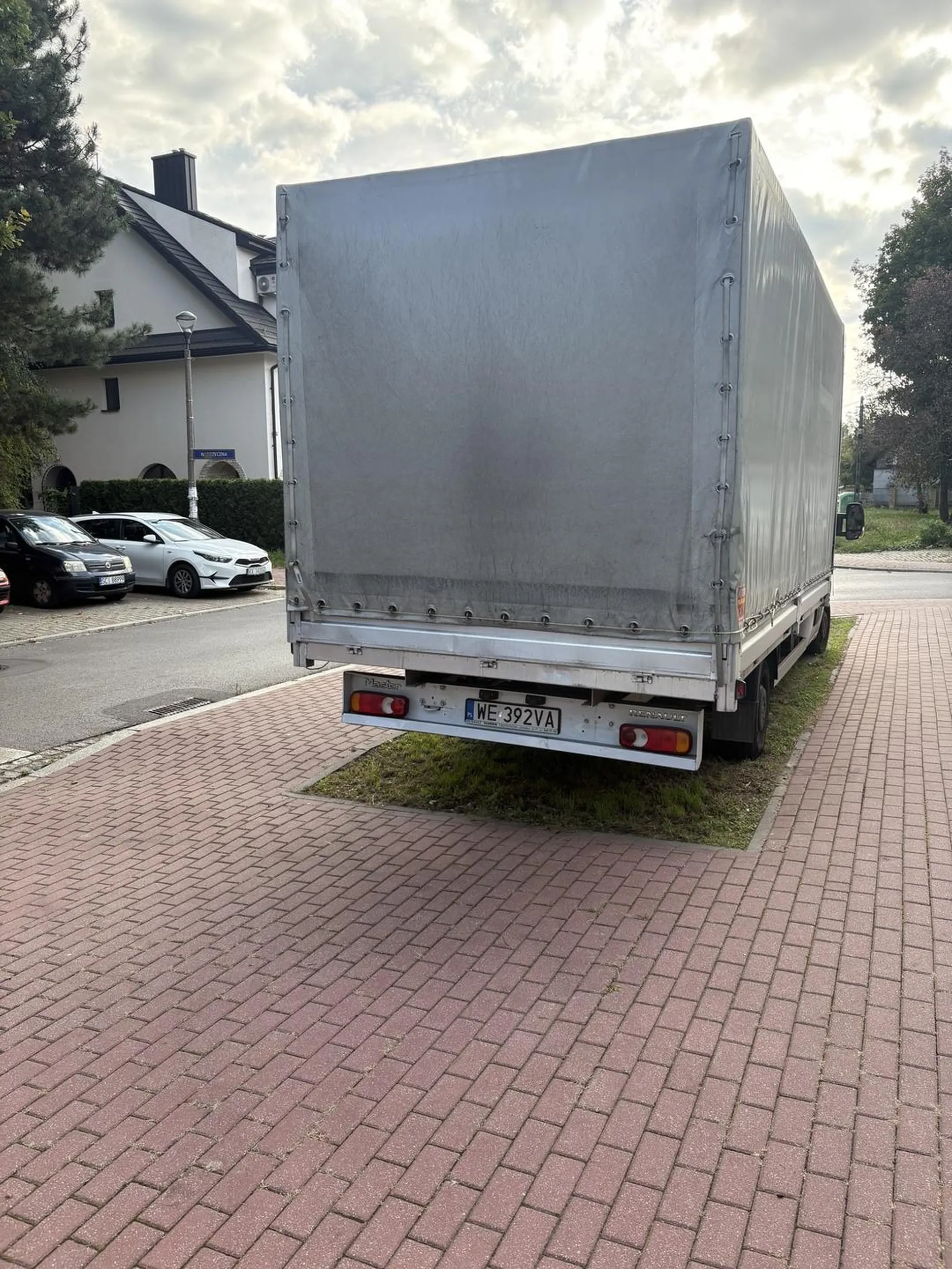 Mając obok darmowy parking przy drodze wjechał dostawczakiem na trawnik między chodnikami