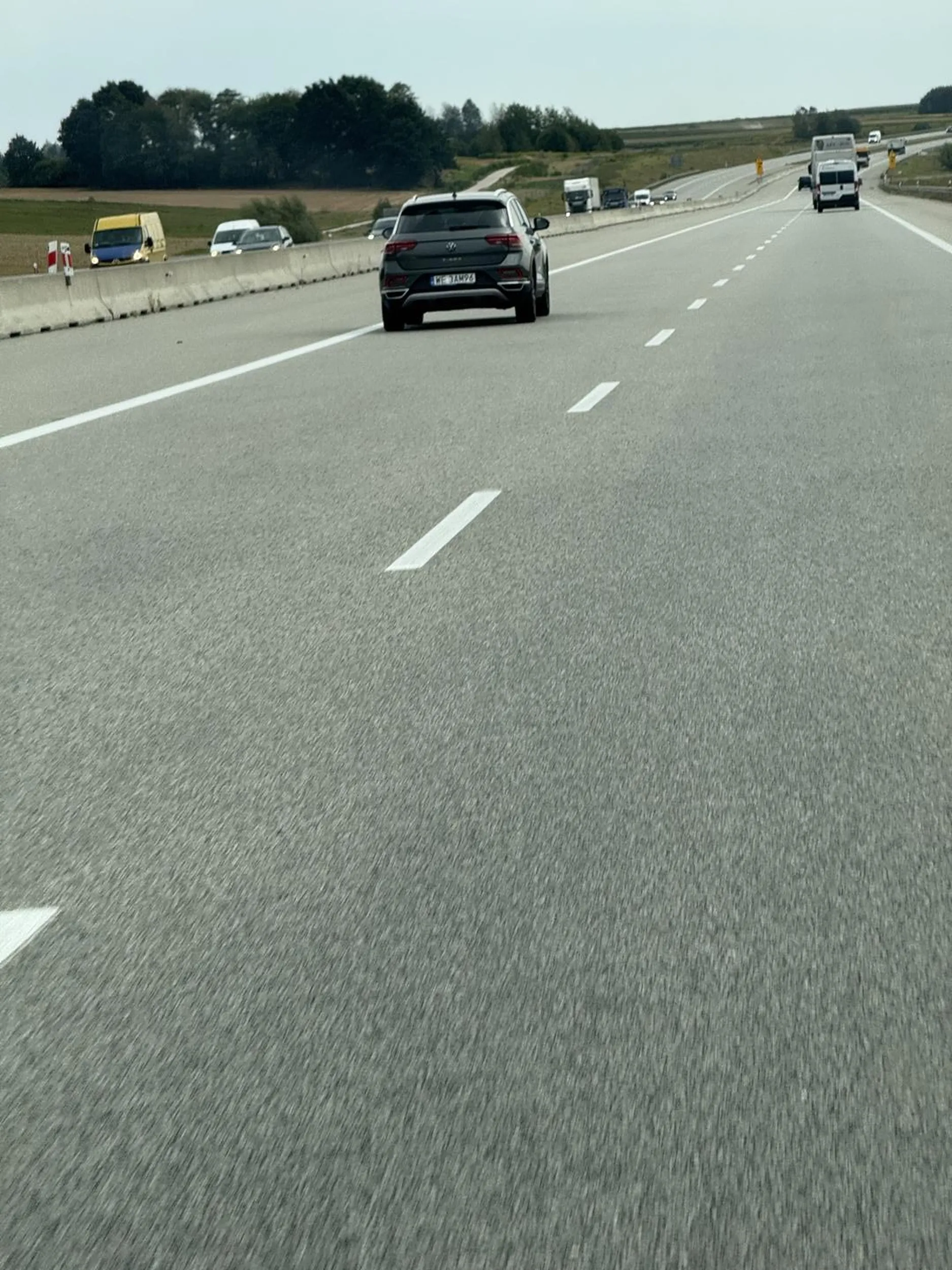 Uwaga na tego kierowcę na autostradzie. Jedzie bardzo szybko lewym pasem i siedzi na zderzaku. Później jak już wyprzedzi to pokazuje swój brak kultury, czyli środkowy palec.