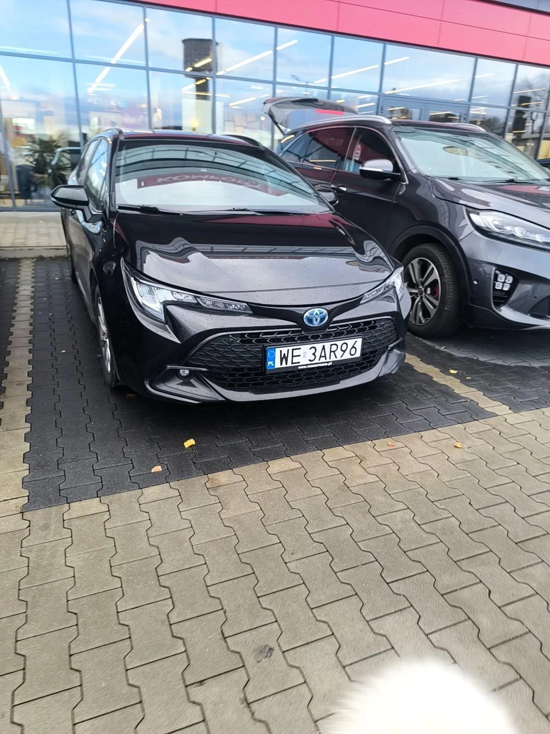 Dzisiaj w centrum ATUT jechałeś na zderzaku samochodu przed tobą. Cały czas na kierowcę tego auta trabiles. Gdy kierowca tego auta dal kierunek że chce wjechać na miejsce parkingowe, ponownie go strabiles a dodatkowo wyprzedziła zajeżdżając przy tym kierowcy manewr. Gdy wyprzedzales prawie przejechałeś faceta. Wszystko zostało nagrane na kamerkach samochodowych. Mamy udokumentowane i od razu zaznaczę że namówiłem kierowcę żeby wysłał to na policję. Naucz się fiucie jeździć albo wróć na wieś tam jeżdżą na twoim poziomie