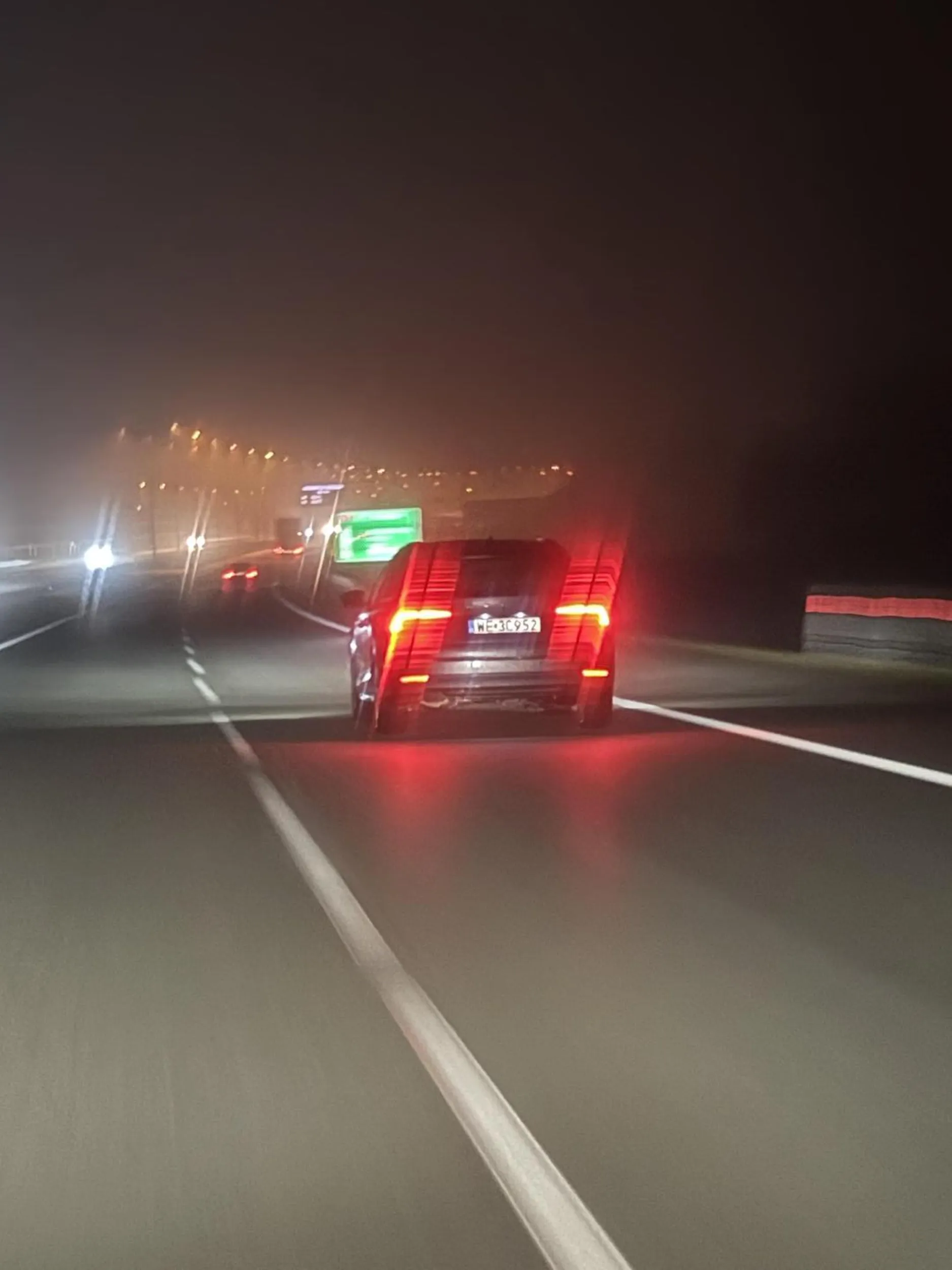 król lewego pasa. po wyprzedzeniu nagle przyspiesza. chamstwo na drodze