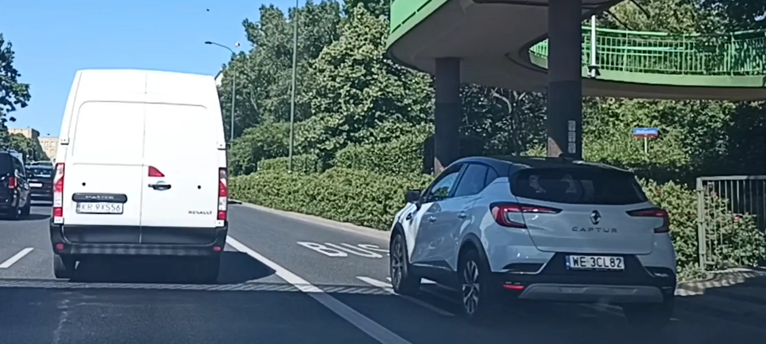 Nieuprawniona jazda po bus pasie. To pewnie jakiś LGBT, oni zawsze robią okropne nielegalne rzeczy