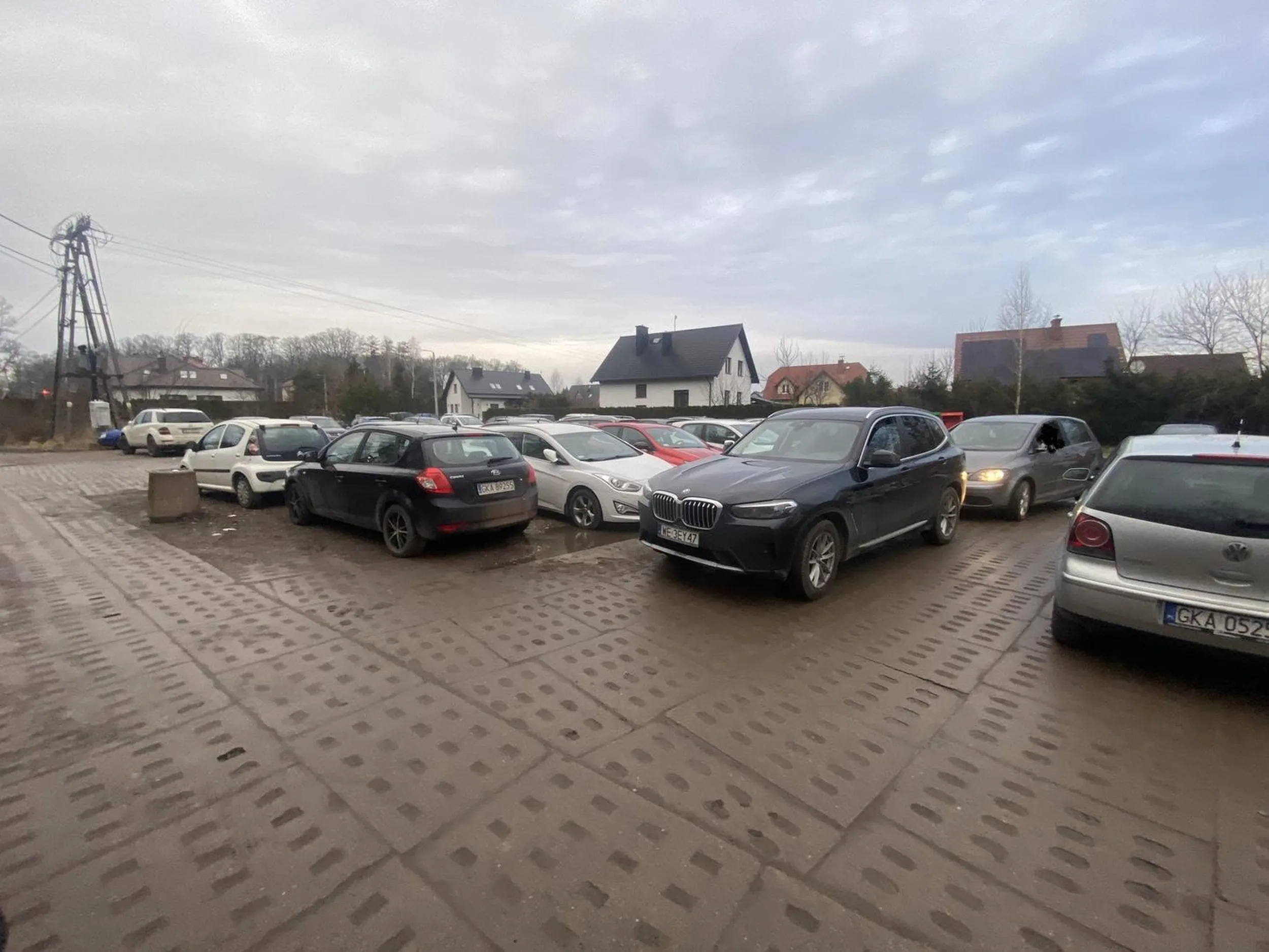 Sytuacja sprzed chwili Pani z BMW na parkingu peronu Pepowo Kartuskie stwierdziła blokować zaparkowane pojazdy i blokować wyjazd, mimo wielu upomnień Pani rzuciła tekstem ,,będę tu stała bo czekam i nie przeparkuje’’ Jeśli ktoś zna tą kobietę niech wyślę ją na ponowny kurs Prawa Jazdy albo najlepiej do psychiatryka bo jest xnierownowazona psychicznie  :))