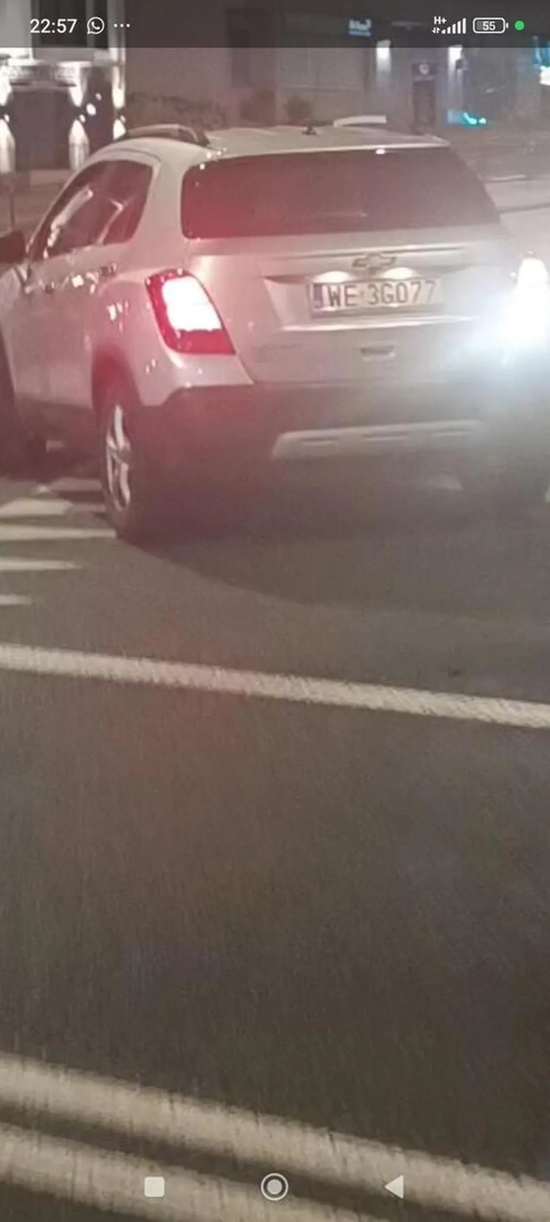 Chłop ma problemy w poprawnym prowadzeniu auta. Stoi na czerwonym i rusza wprost na przechodzących przez ulicę pieszych, kiedy zapala się mu czerwone. Boi się gazu pieprzowego po tym, jak fizycznie próbuje zaatakować, tak dla przyszłych ofiar jego głupoty.