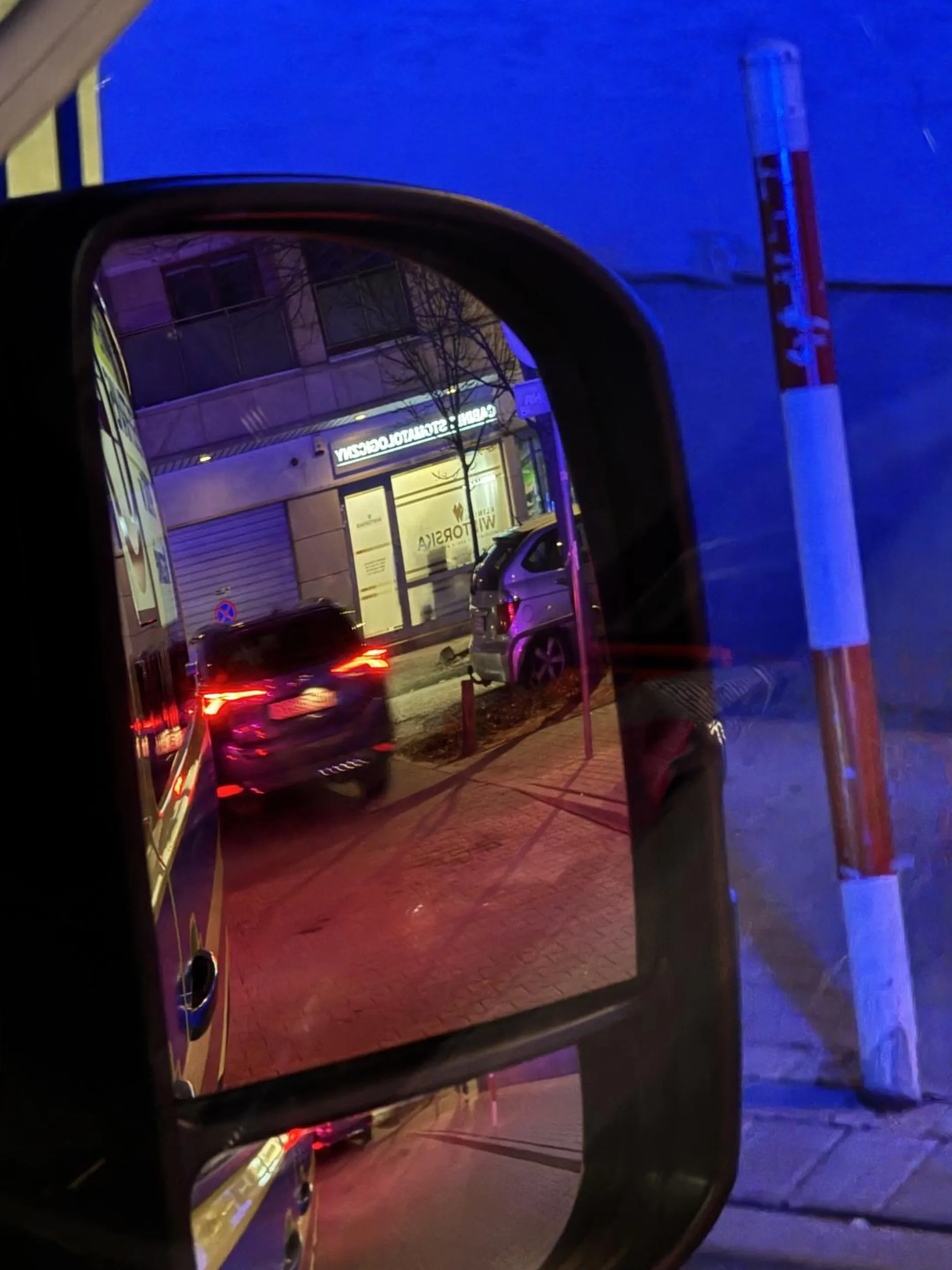 Kierowca agresywny w stosunku do ratowników medycznych. Pacjent ze złamanym kręgosłupem ma zostać rzucony w kąt bo Pan chce przejechać a karetka zablokowała mu wyjazd z osiedla