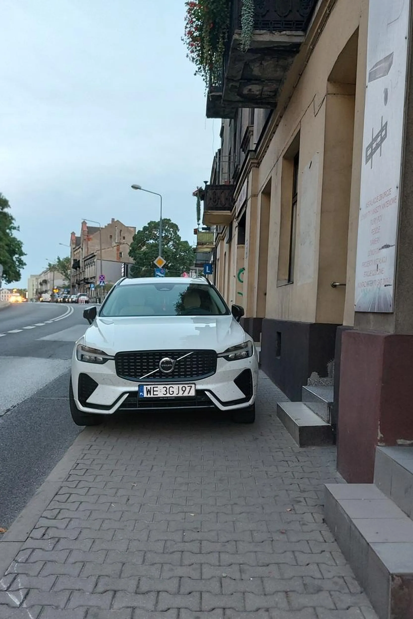 Pozostawiam bez komentarza ,z wózkiem z dzieckiem musiałam iść po ruchliwej ulicy.