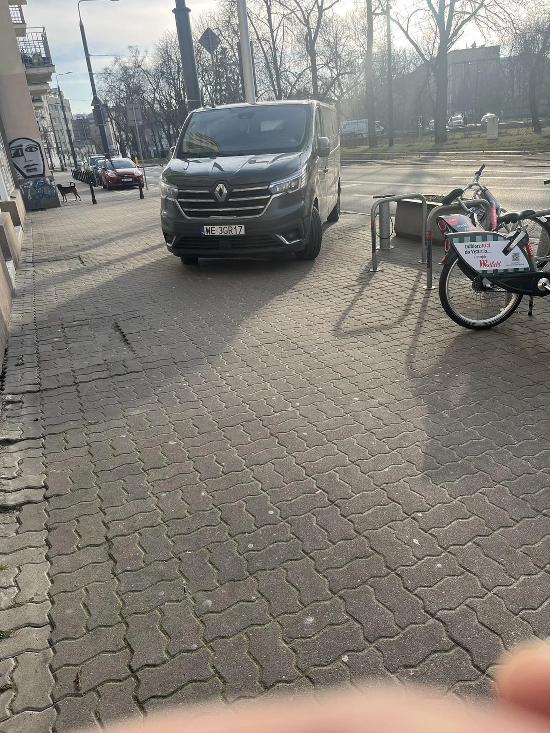 Malutki człowieku naucz się wrzeszczę parkować. Blokujesz bramę, inne pojazdy na parkingu wewnętrznym. Nie jesteś tutaj mile widziany