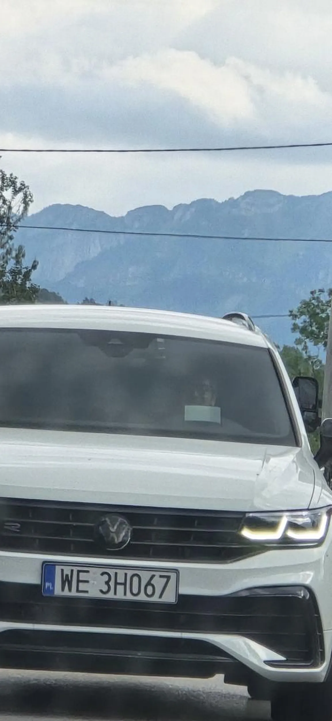 Niestety kierowca to skończony deb ... jezdzi z prędkością absurdalna w gorach w okolicy Kościeliska grubo powyżej 100km/h w terenie zabudowanym na krytych drogach  chlopie mogłeś kogos zabić brak mi słów na tak skonczonego ido... nic nie widać za krętej i zmiennej wysokości drogi. WLACZ MYSLENIE ZANIM KOGOS ZABIJESZ w swoim wieśwagenie ze znaczkiem R. Ha tfu! I na koniec życzę Ci wszystkiego złego. Karma wraca.