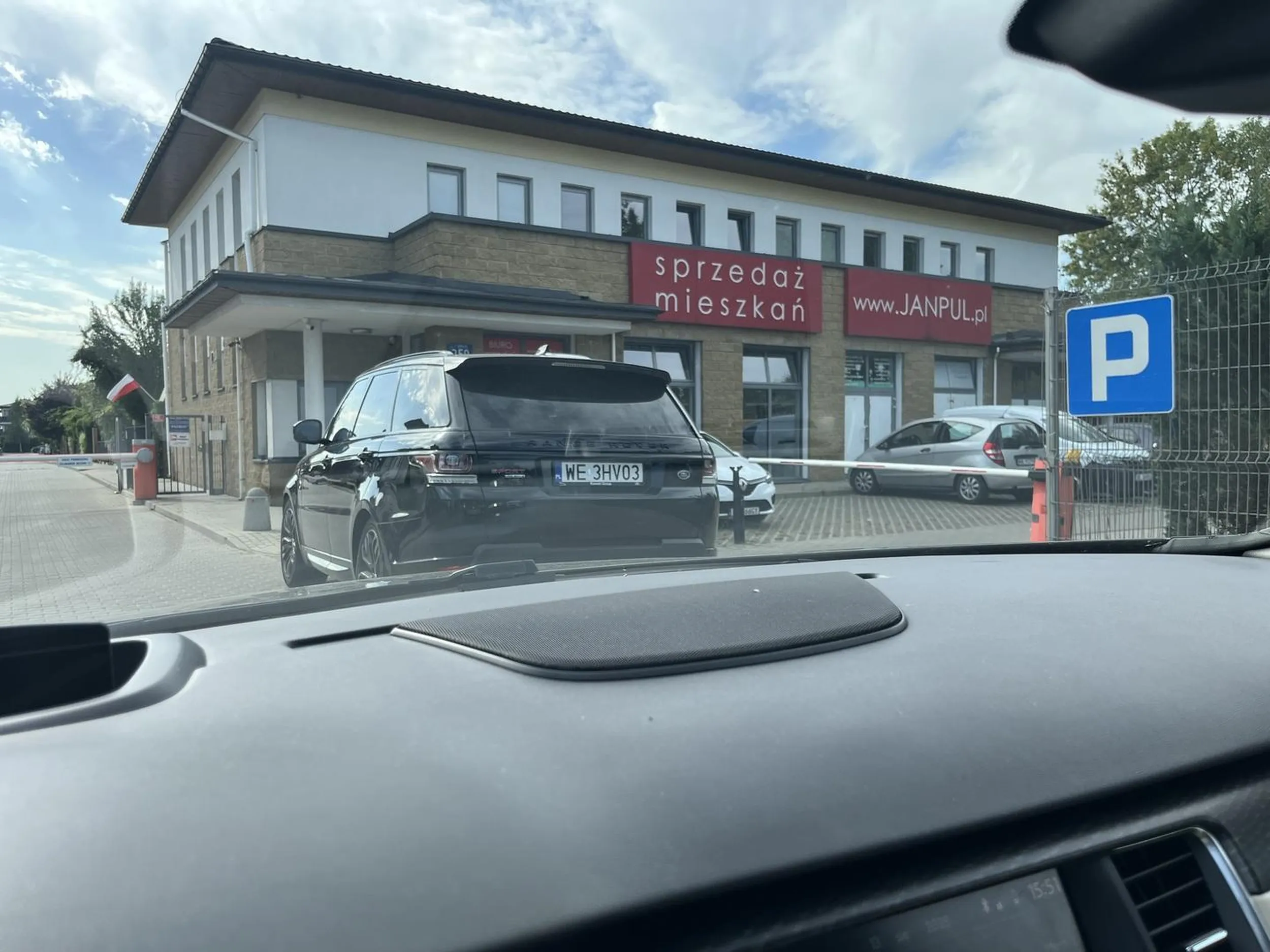 Stawia auto na wjeździe na parking jak święta krowa i nic sobie z tego nie robi. Buc i tyle