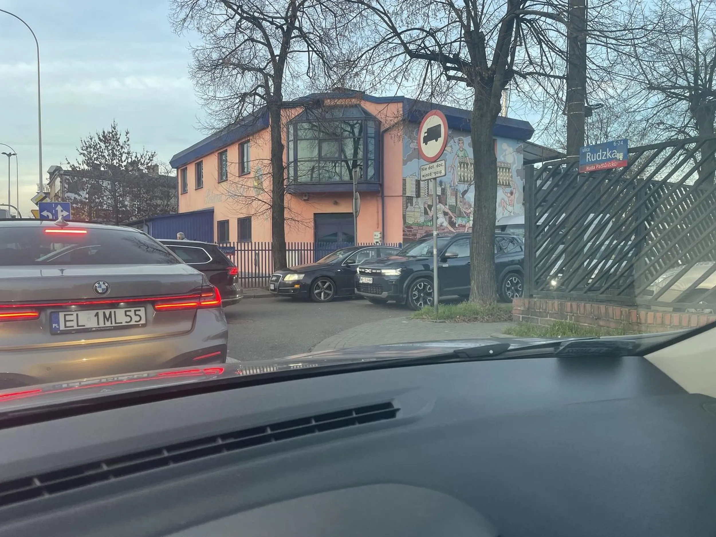 Ustawia się pod prąd na dwukierunkowej żeby następnie wepchnąć się na lewy pas, który stoi w korku. Można tam pojechać zgodnie z prawem i wcześniej się włączyć do ruchu ale nie, tu pan zdecydowanie musi być cwańszy. I potem jeszcze złorzeczy jak nikt go nie chce wpuścić. Dno