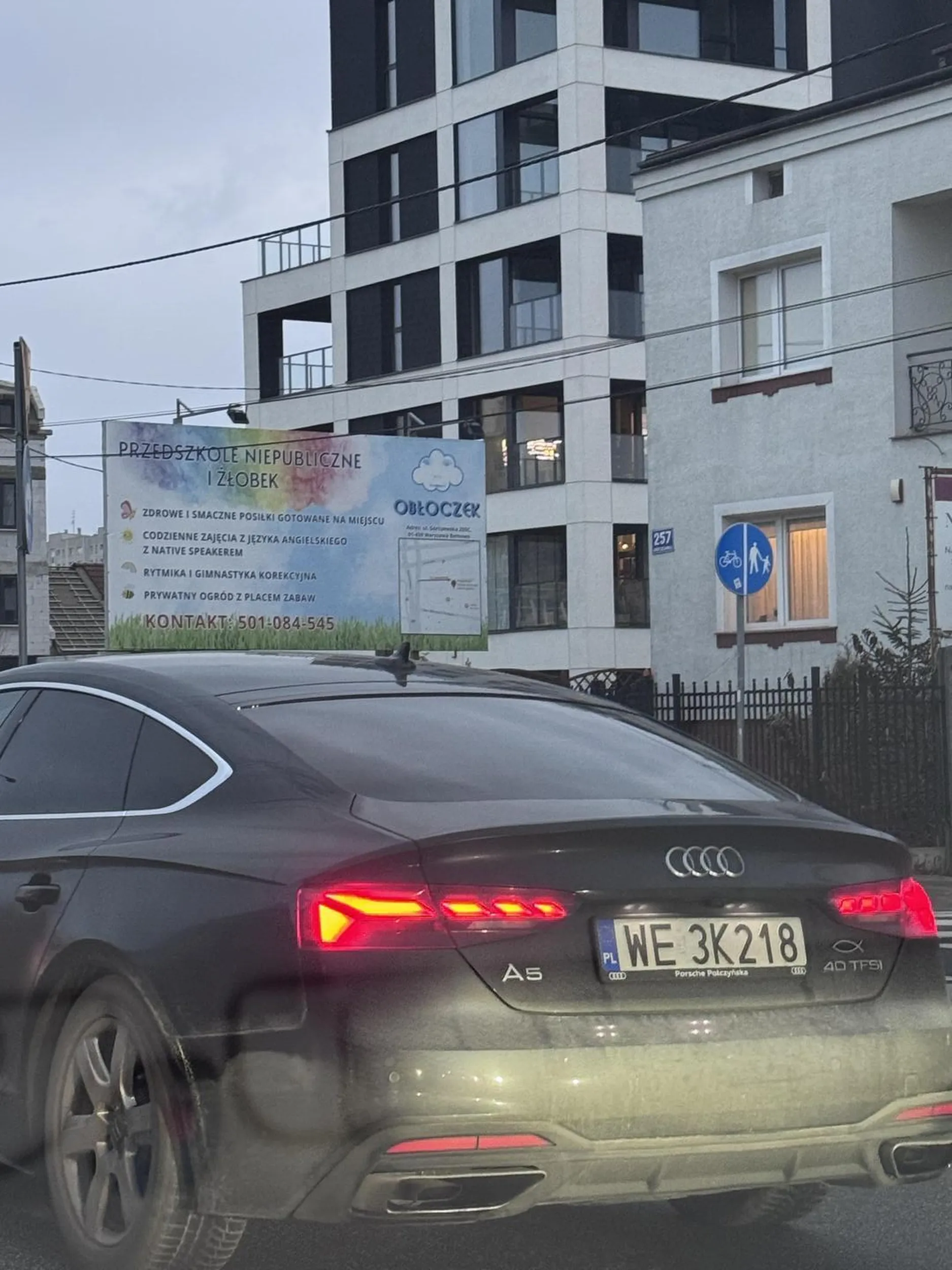 Cwaniaczek co nie mógł stać na pasie do skrętu, tylko wyminął wszystkich i wciął się na linii ciągłej. Nagranie poleciało na policję