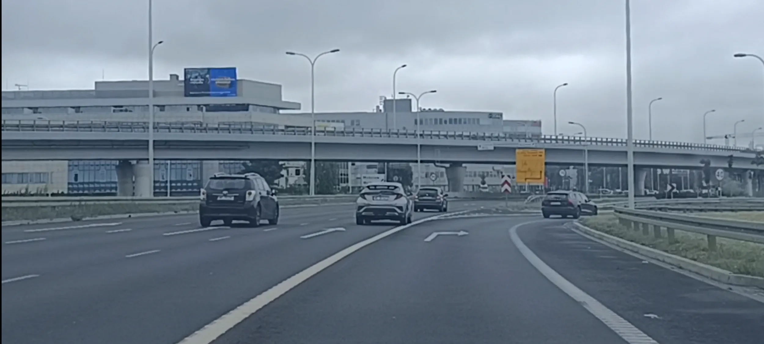 Zmiana pasa ruchu w ostatniej chwili i na linii ciągłej kiedyś doprowadzi tego Wacka do wypadku.