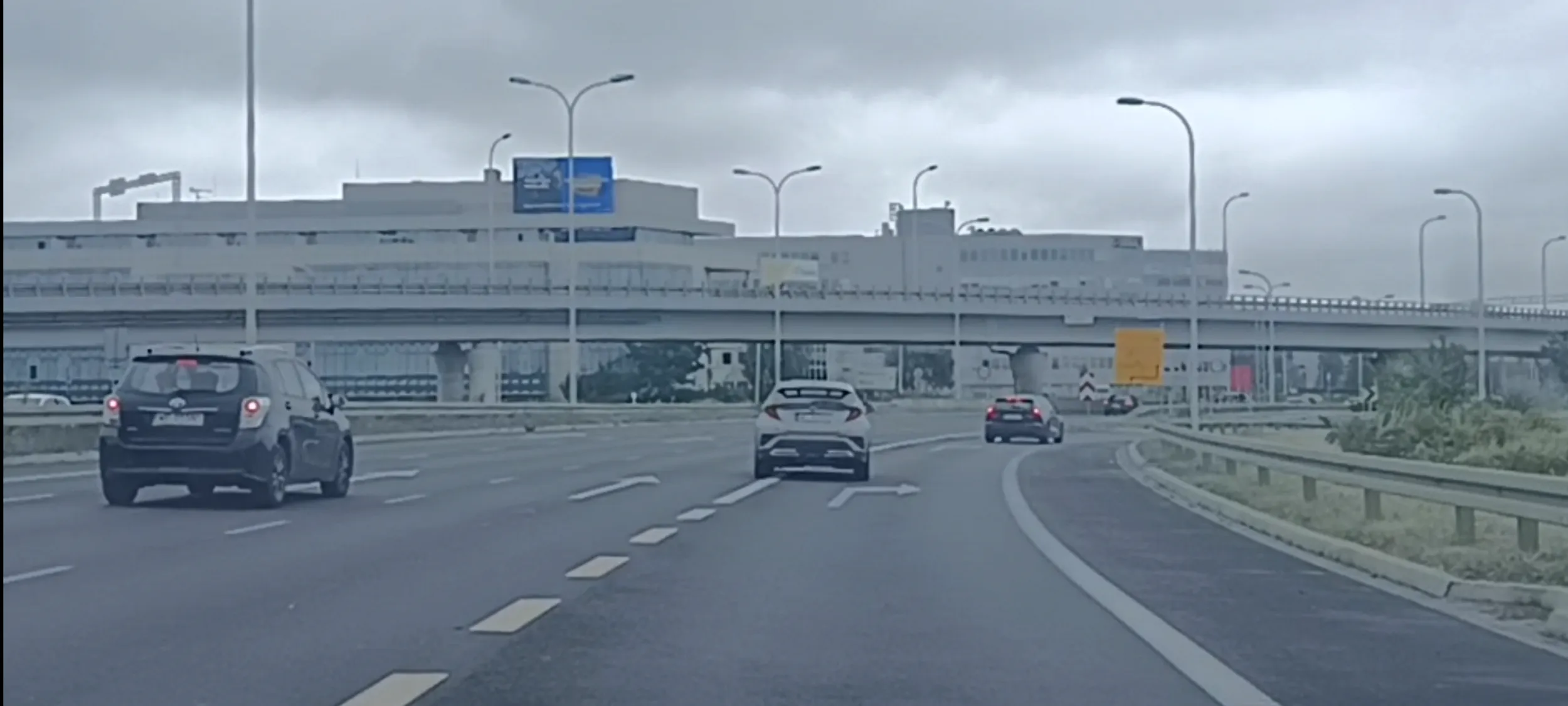 Zmiana pasa ruchu w ostatniej chwili i na linii ciągłej kiedyś doprowadzi tego Wacka do wypadku.