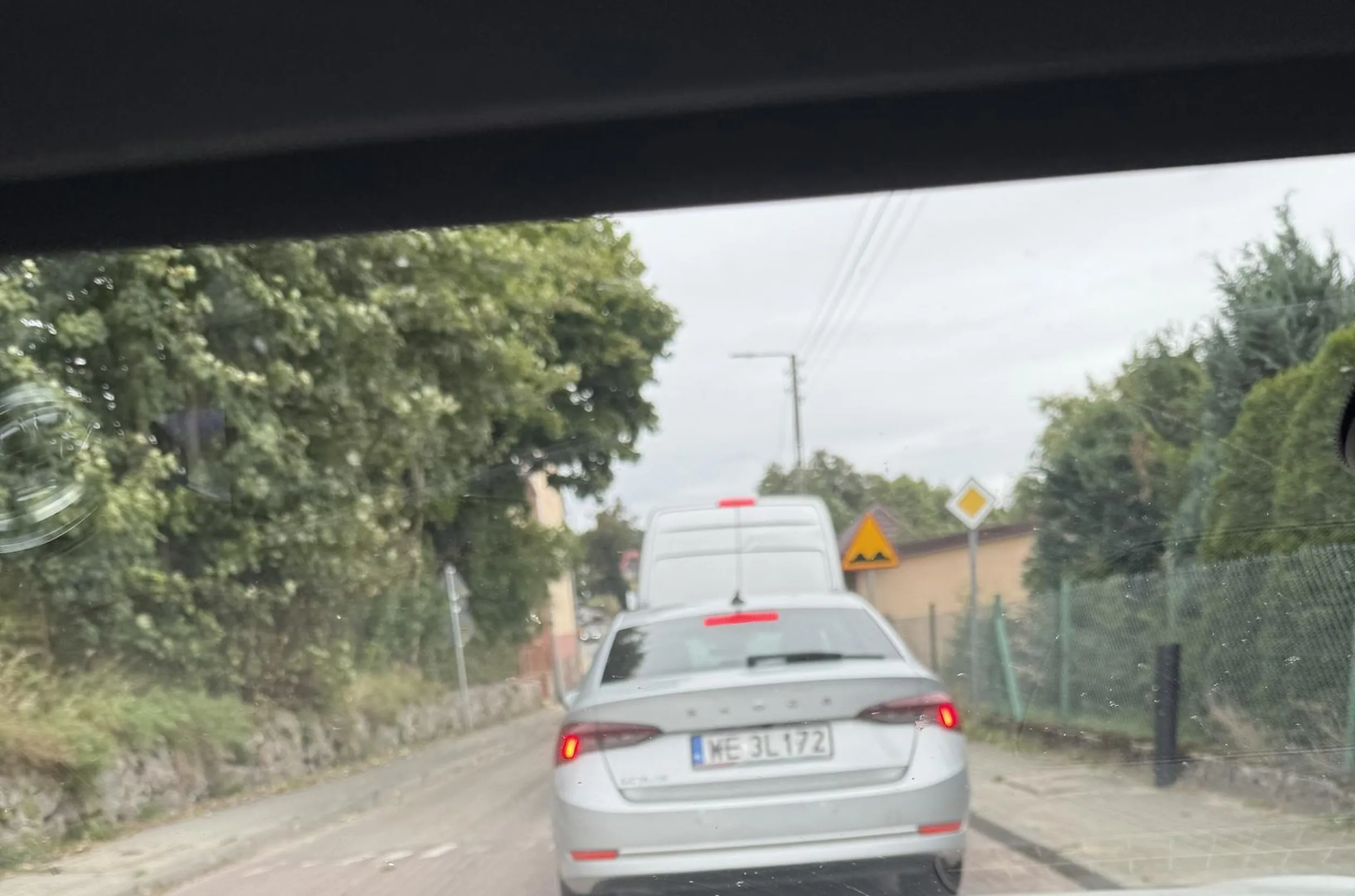 bardzo niebezpieczne wyprzedzanie, pan Warszawiak niemal zarysował mi bok auta wyprzedzając, a na zdjęciu poniżej pan Warszawiaki stojący na przejściu dla pieszych