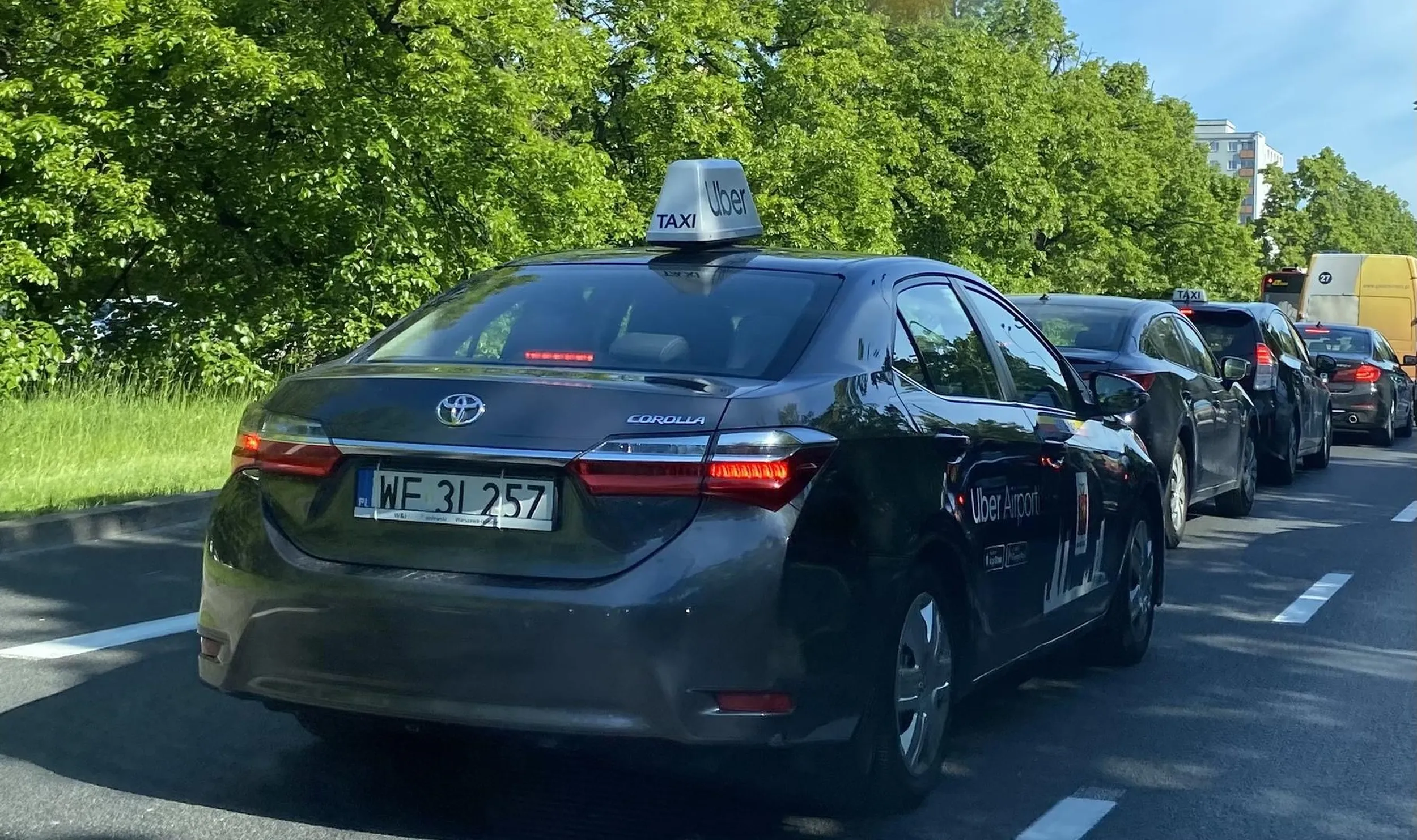 Mamy tu doczynienia z narwancem w taksowce ktory trabi na innych ktorzy tak jak on i jego klient stoja w tym samym korku. Natrabi i gdzis pojedzie???