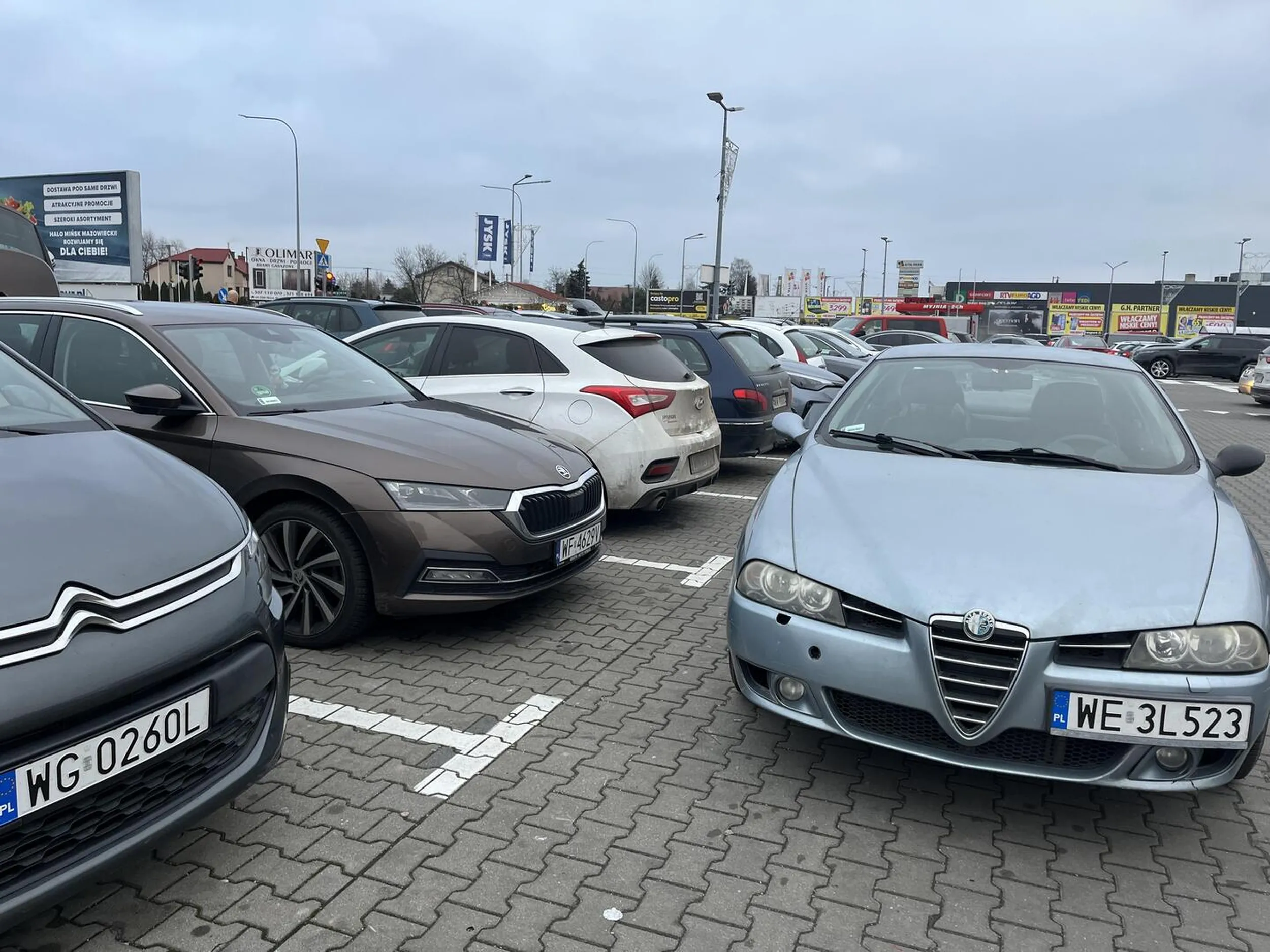 gratuluje zastawinie trzech aut sedanem, zamiast szukać miejsca i zaparkować jak człowiek