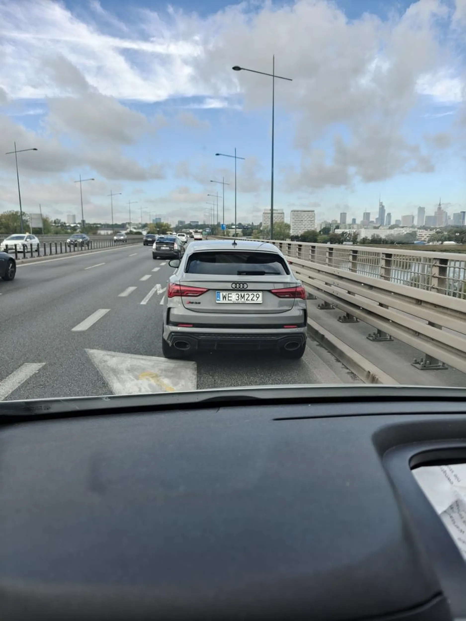 Nie używa kierunkowskazów i wymusza pierwszeństwo