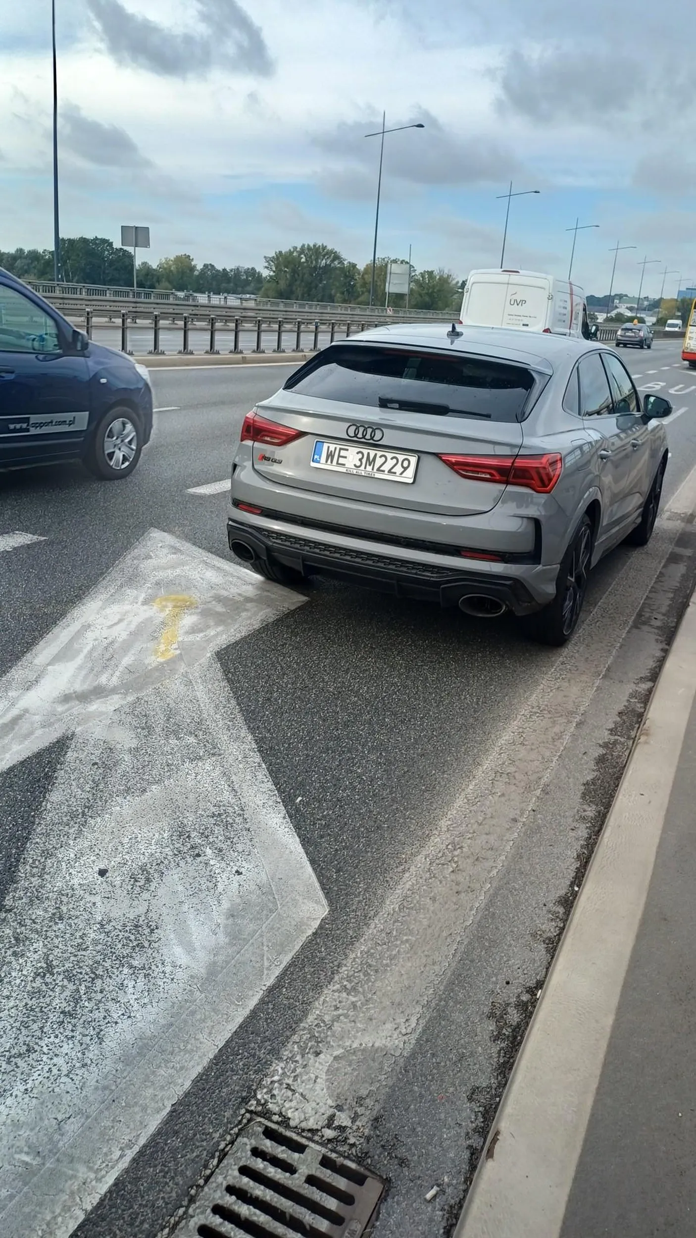 Gosc nie umie jeździć wymusza pierwszeństwo jezdzi bez kierunku