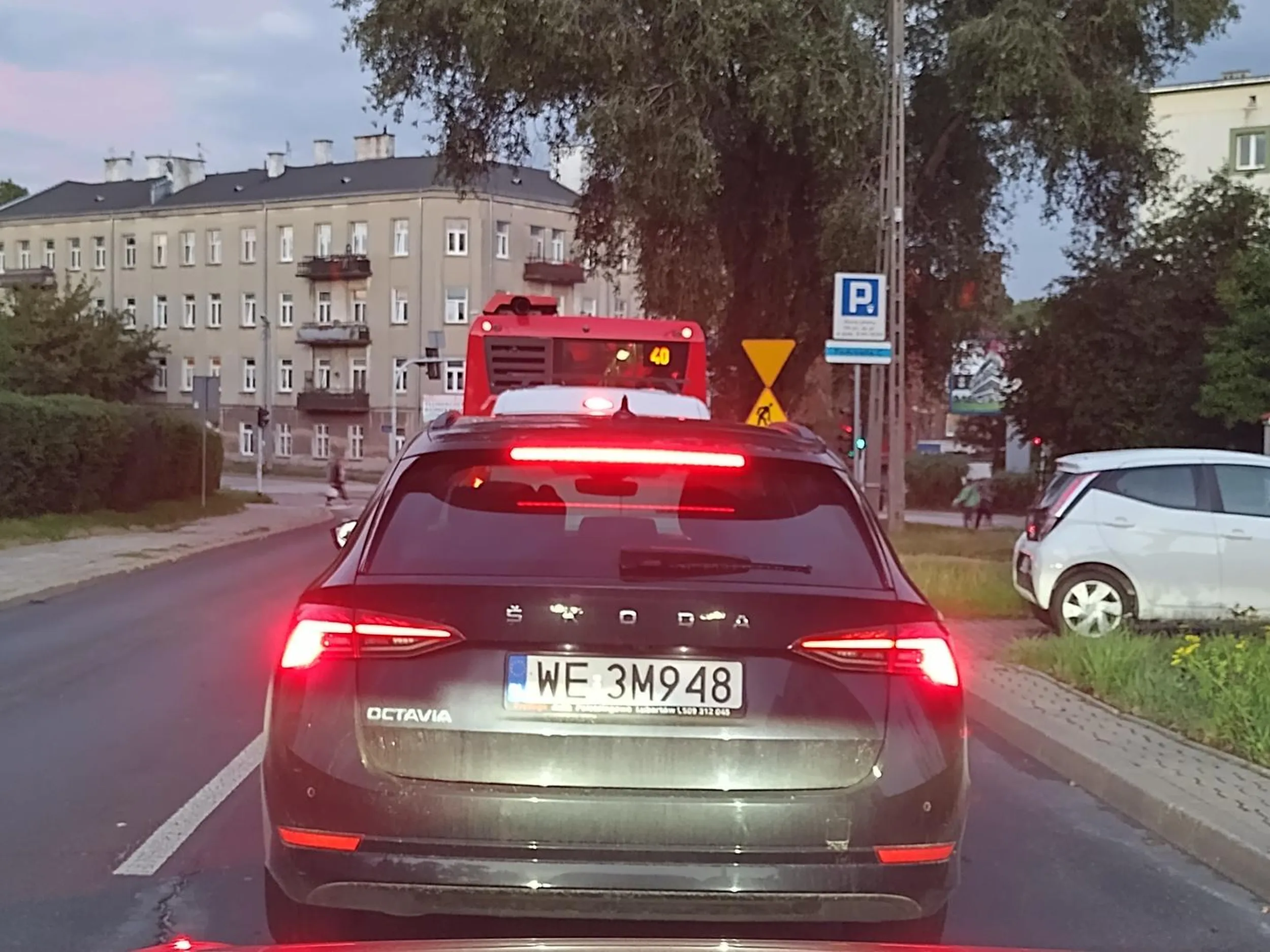 Proponuję oddać dobrowolnie prawko! Agresywna kierująca, wyprzedza na podwójnej ciągłej i w miejscu gdzie nikt nigdy się nie odważy wyprzedzić! Tylko po to by 5 sekund wcześniej i dłużej stać na czerwonym!!!! Stopu też nie uznaje!!!!