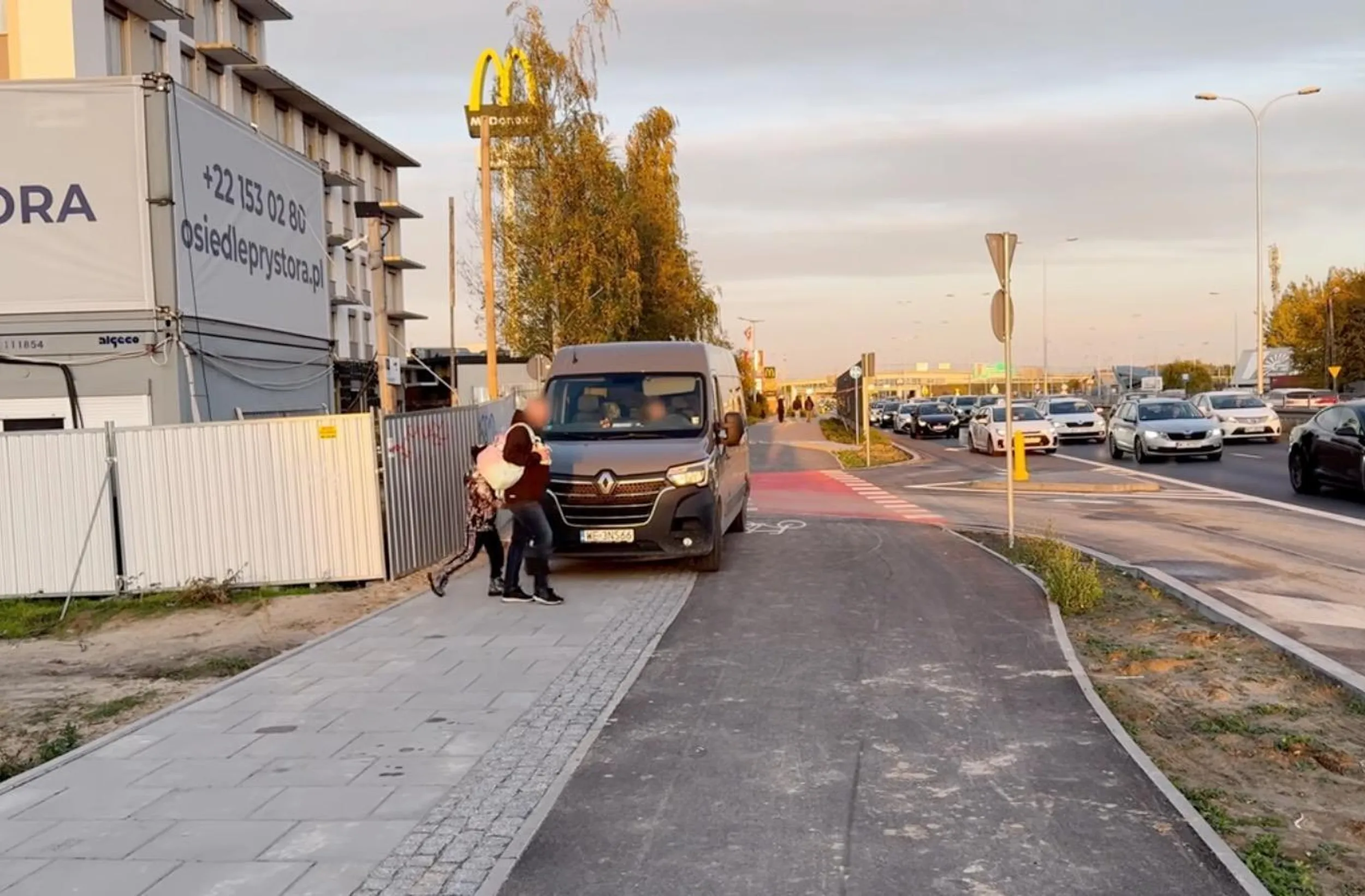 Parkowanie na chodniku i drodze rowerowej.