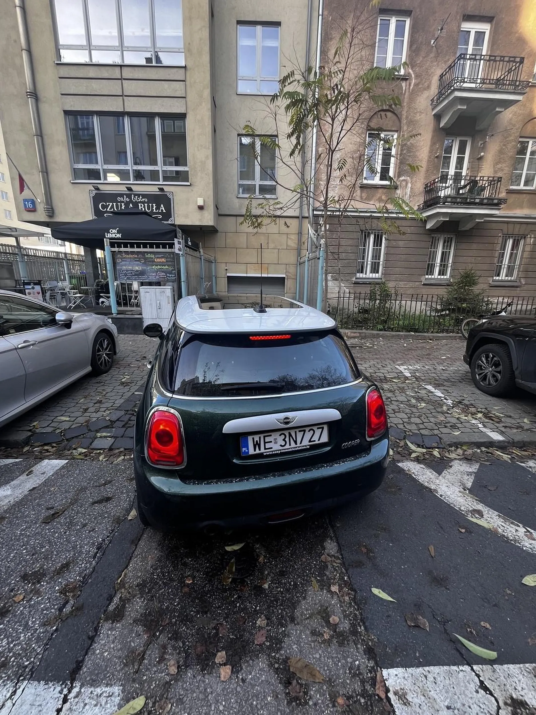 Zastawiła bramę wjazdową, jak się zapytałem w restauracji obok czy to kogoś z klientów, powiedziała że to nie jej samochód, po czym 10 minut później wyszła z kawiarni i zaczęła zaglądać do bagażnika, na próbę rozmowy odpowiedziała gburowato  „nie widzisz że rozmawiam” po dalszej próbie „odjeżdżam” i odjechała.