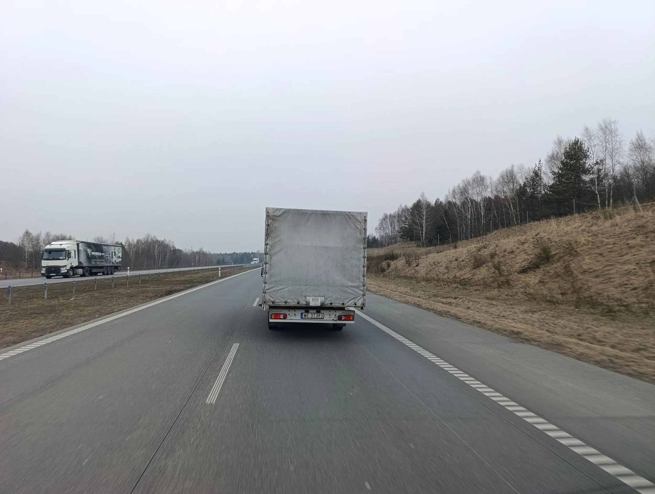 Zajeżdża drogę i hamuję przed maskom, stwarza nibiespieczenstwo na drodze!