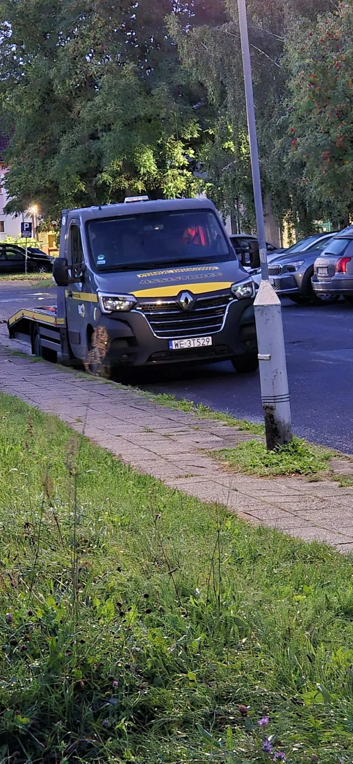 Parkowanie na drodze dwukierunkowej. Lawetę też można odholować