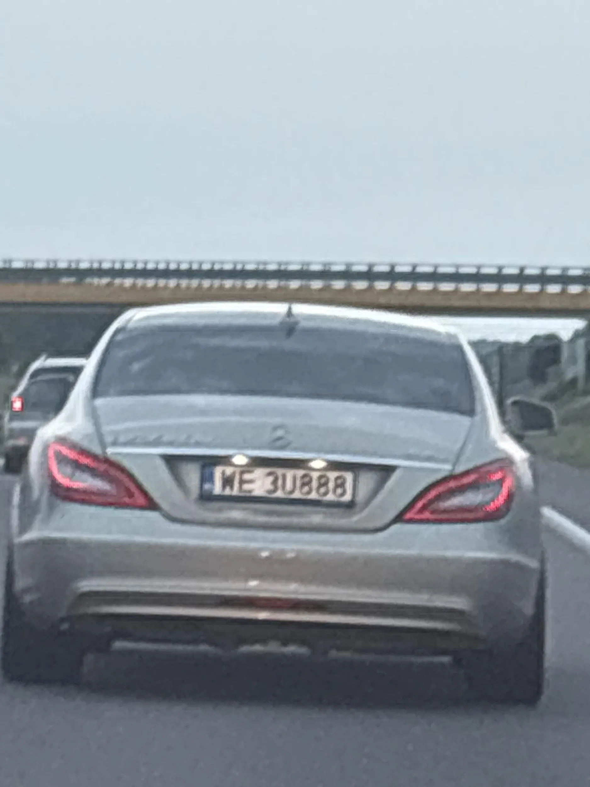 Naucz się fiucie używać kierunkowskazów?