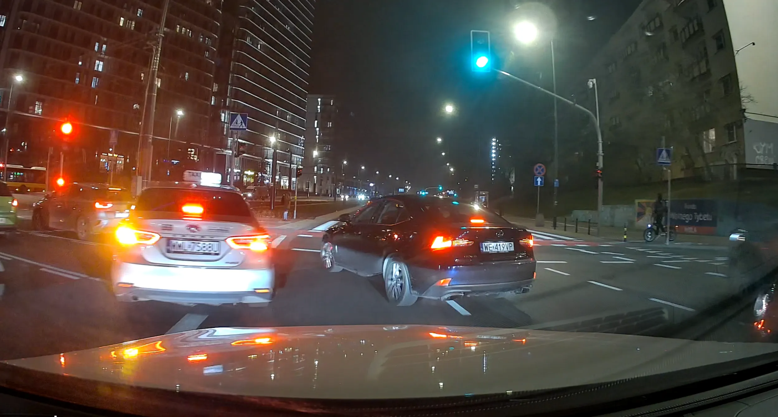 Zajeżdżanie drogi to specjalność tego lexusa