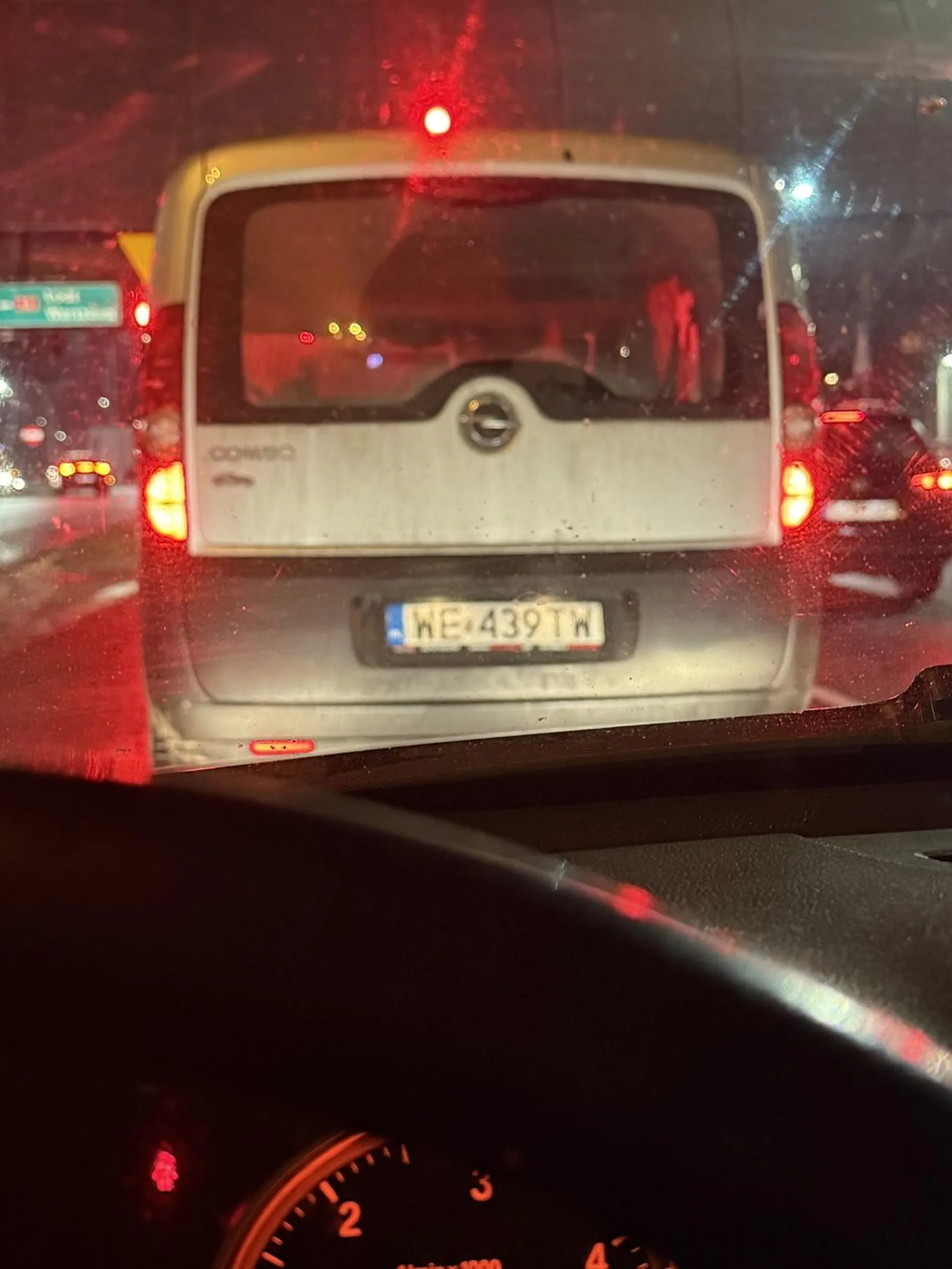 Ty się ciesz, że cię zauważyłam jak się wciskasz na mój pas choć startowałeś na Katowice i wychowałam w porę. Z pasa wewnętrznego możesz jechać na warszawę bądź prosto na lewy pas w stronę alei pokoju, z pasa na Katowice jedziesz na prosto na prawy pas w stronę alei pokoju oraz na Katowice (wjeżdżasz na autostradę). Nie strasz więcej! Łap fotkę :) a jeśli zobaczę się na „stop cham” bądź inne tego typu stronki, to wyjaśnię chętnie wszystko jednym zdj, a mianowicie komentarzem stąd. Pozdro i szerokości