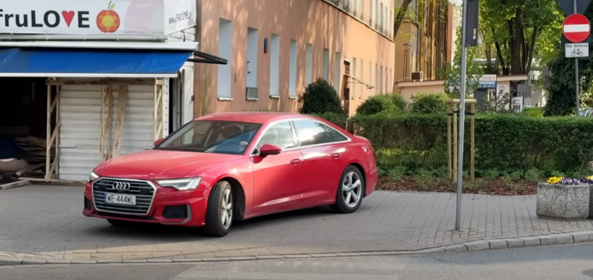 Nie spodziewałem się czerwonej audi jaki pieszego